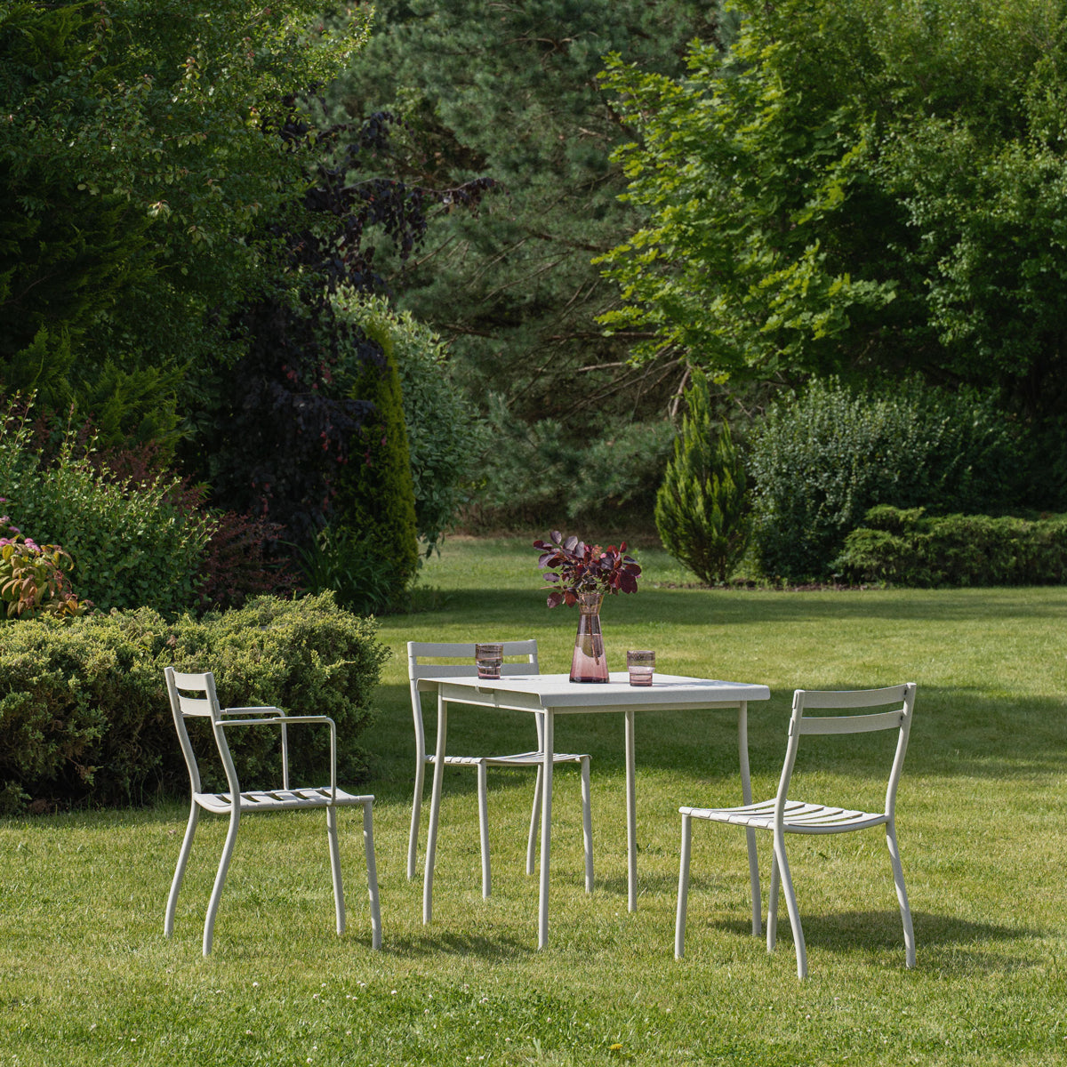 Ein Set Gartenstühle Flander verzinkt stahl