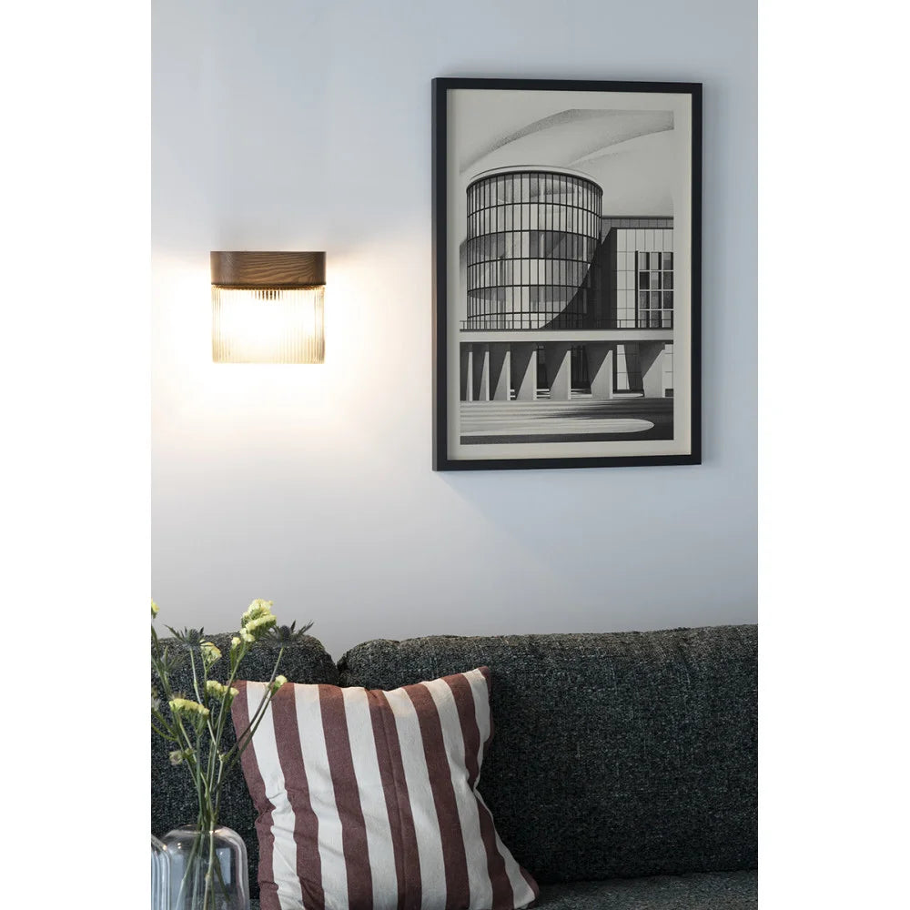FLUMINA Wandleuchte, geriffeltes Glas und Eschenholz