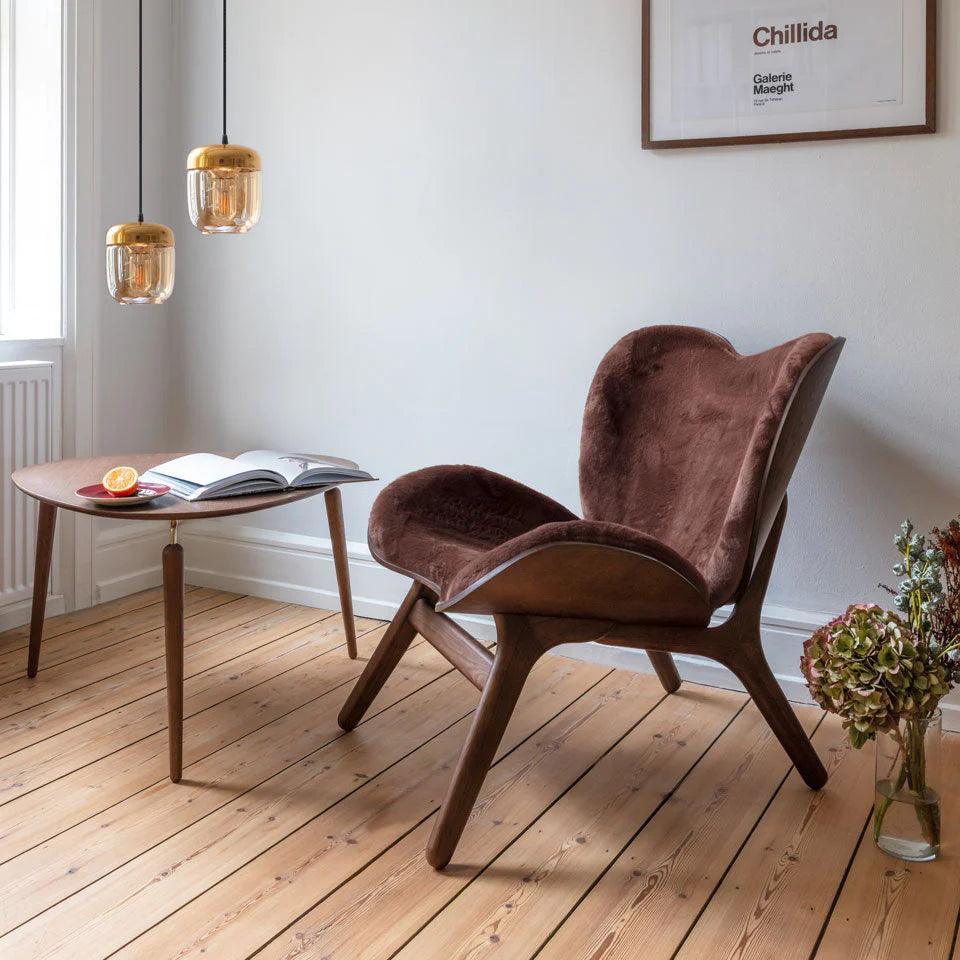 Fotel CONVERSATION PIECE brązowy plusz z ciemno dębową podstawą UMAGE Eye on Design