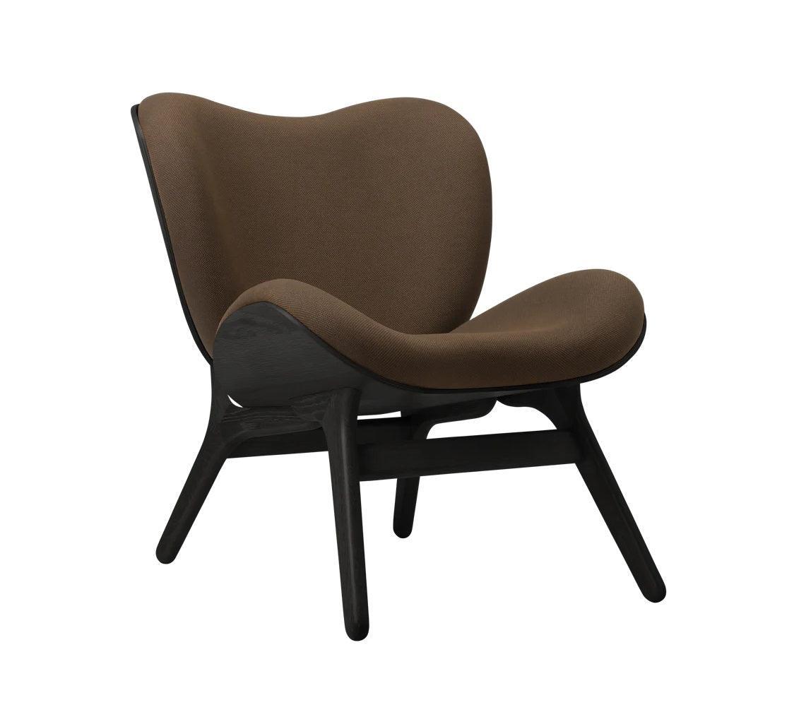 Fotel CONVERSATION PIECE kawowy z czarną podstawą UMAGE Eye on Design