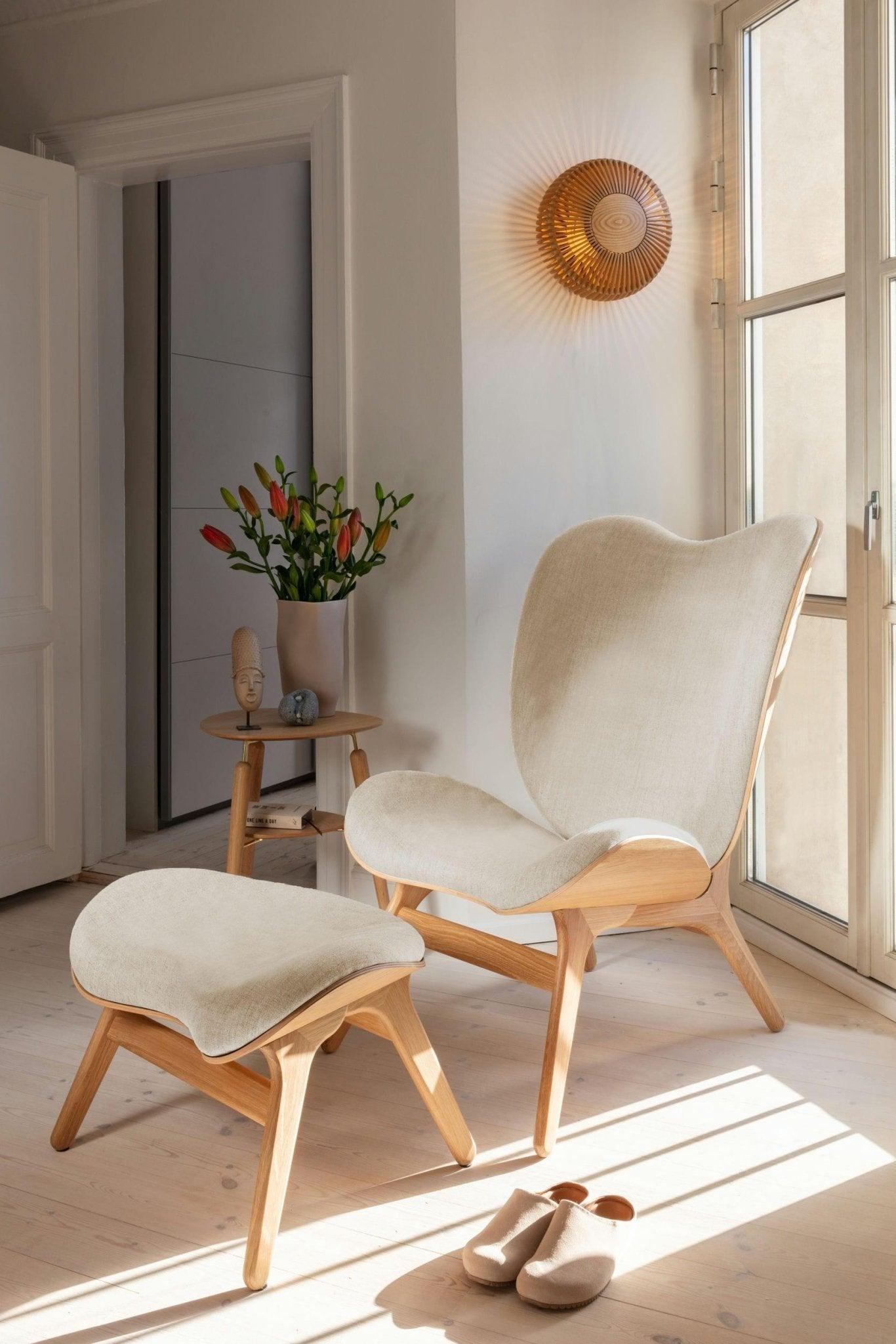 Fotel CONVERSATION PIECE TALL beżowy z ciemno dębową podstawą UMAGE Eye on Design