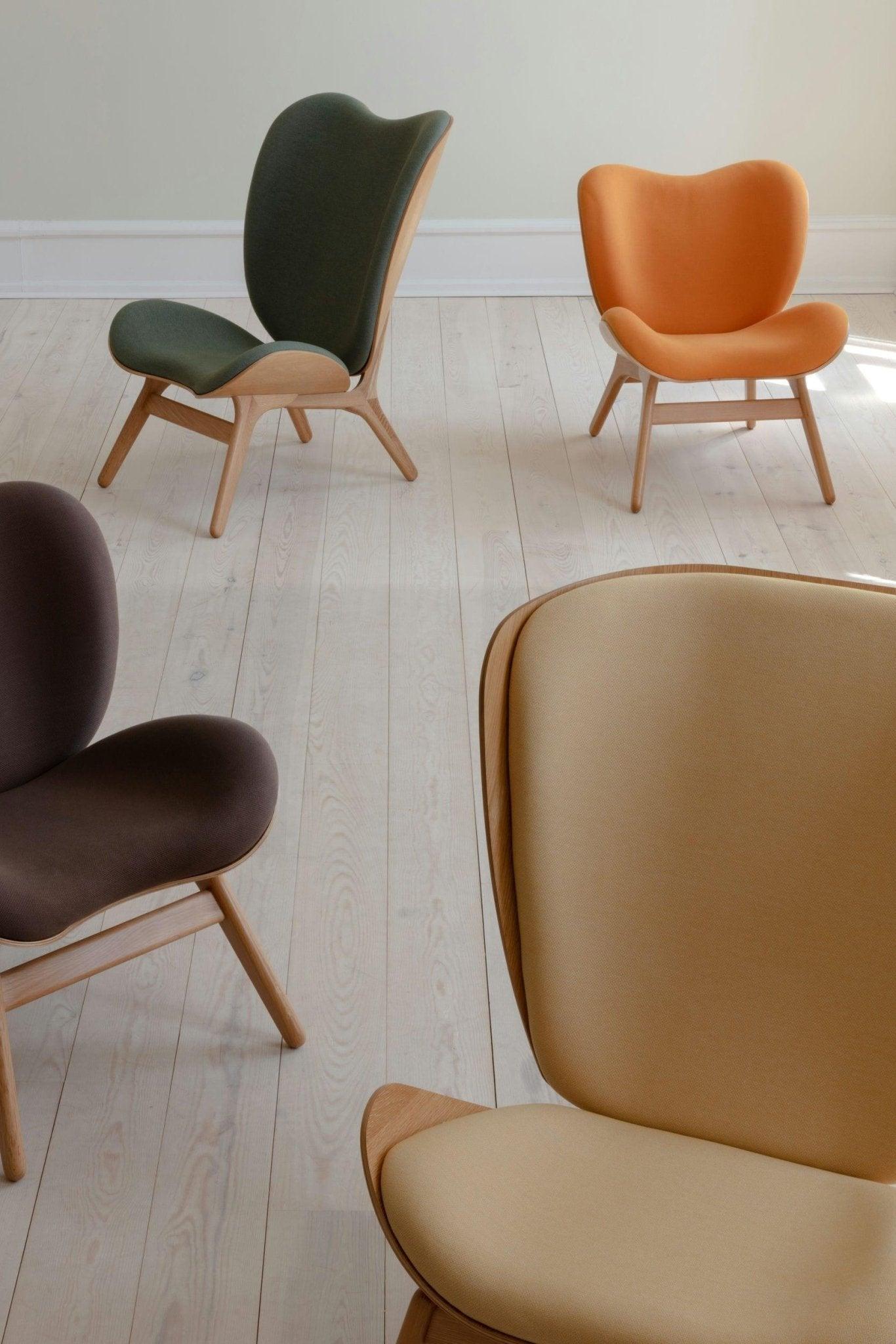 Fotel CONVERSATION PIECE TALL karmelowy z dębową podstawą UMAGE Eye on Design