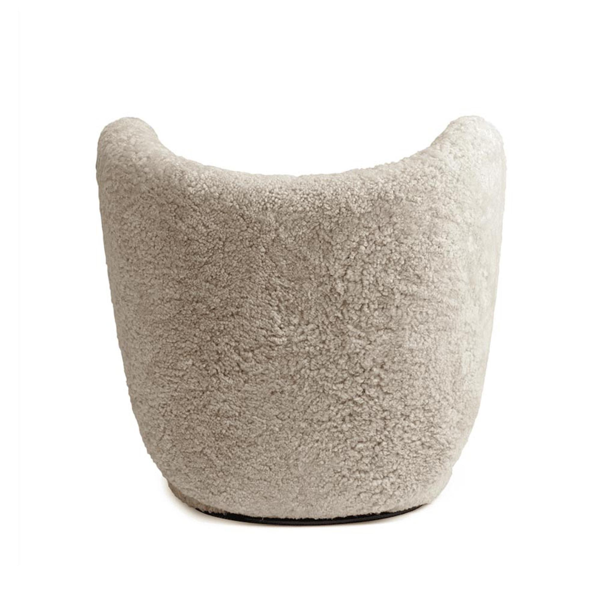Fotel obrotowy futrzany LITTLE BIG kremowy NORR11 Eye on Design