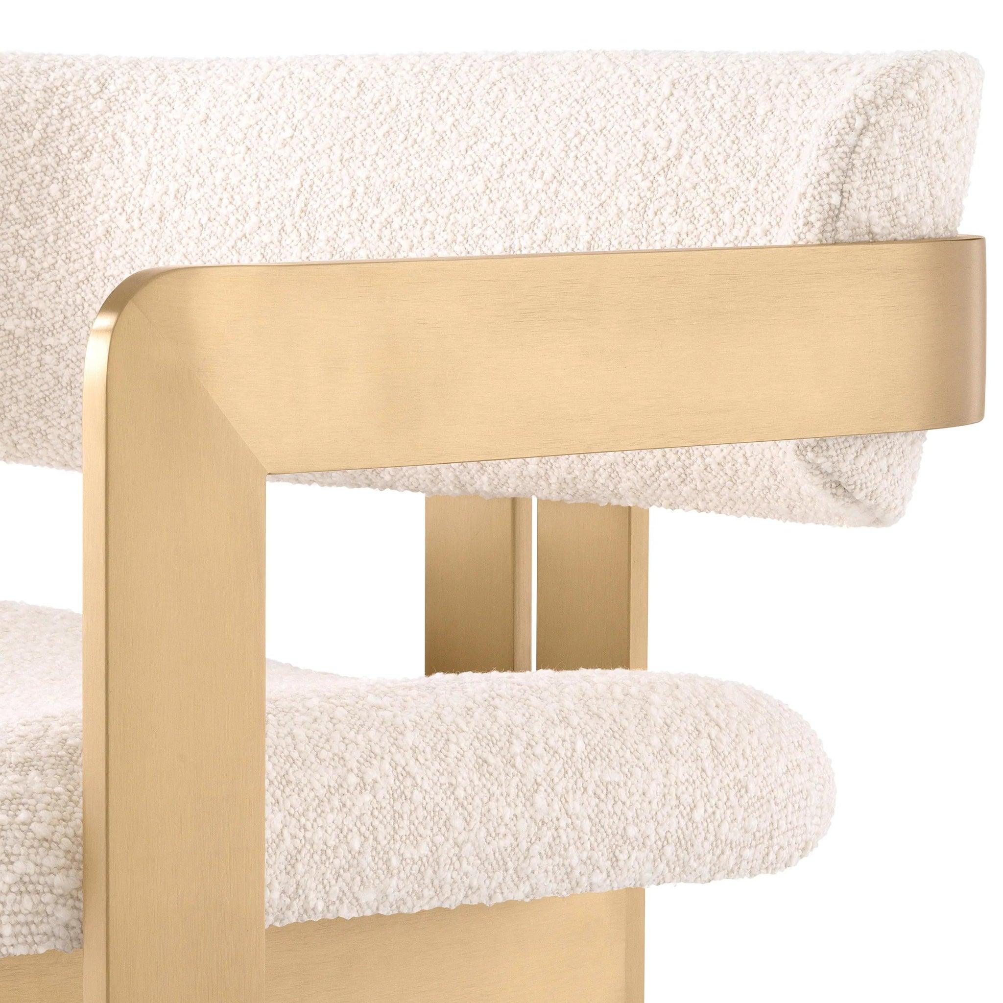 Fotel w tkaninie boucle DONATO kremowy z mosiężną podstawą Eichholtz Eye on Design