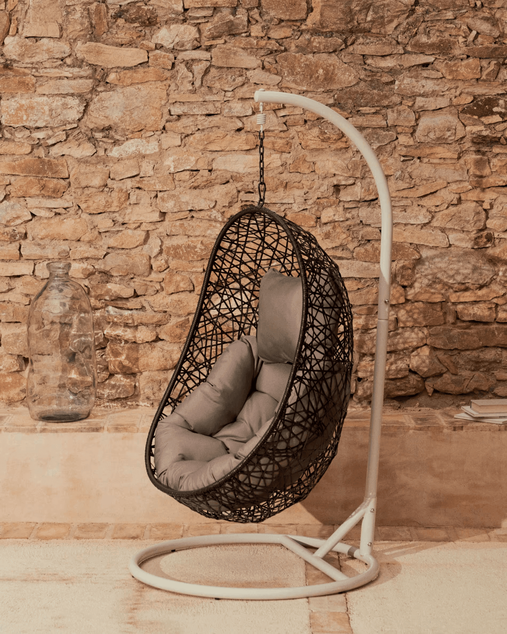 Fotel wiszący FLORINA ciemnoszary z jasnoszarą podstawą La Forma Eye on Design