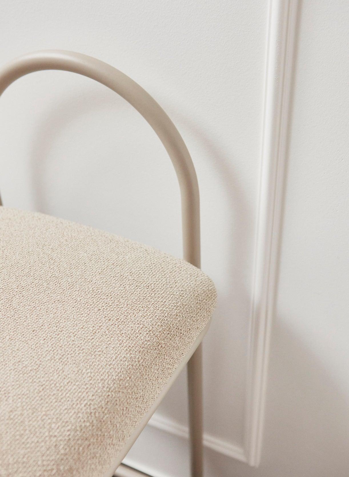 Hoker z tkaniną boucle ANGUI taupe AYTM Eye on Design