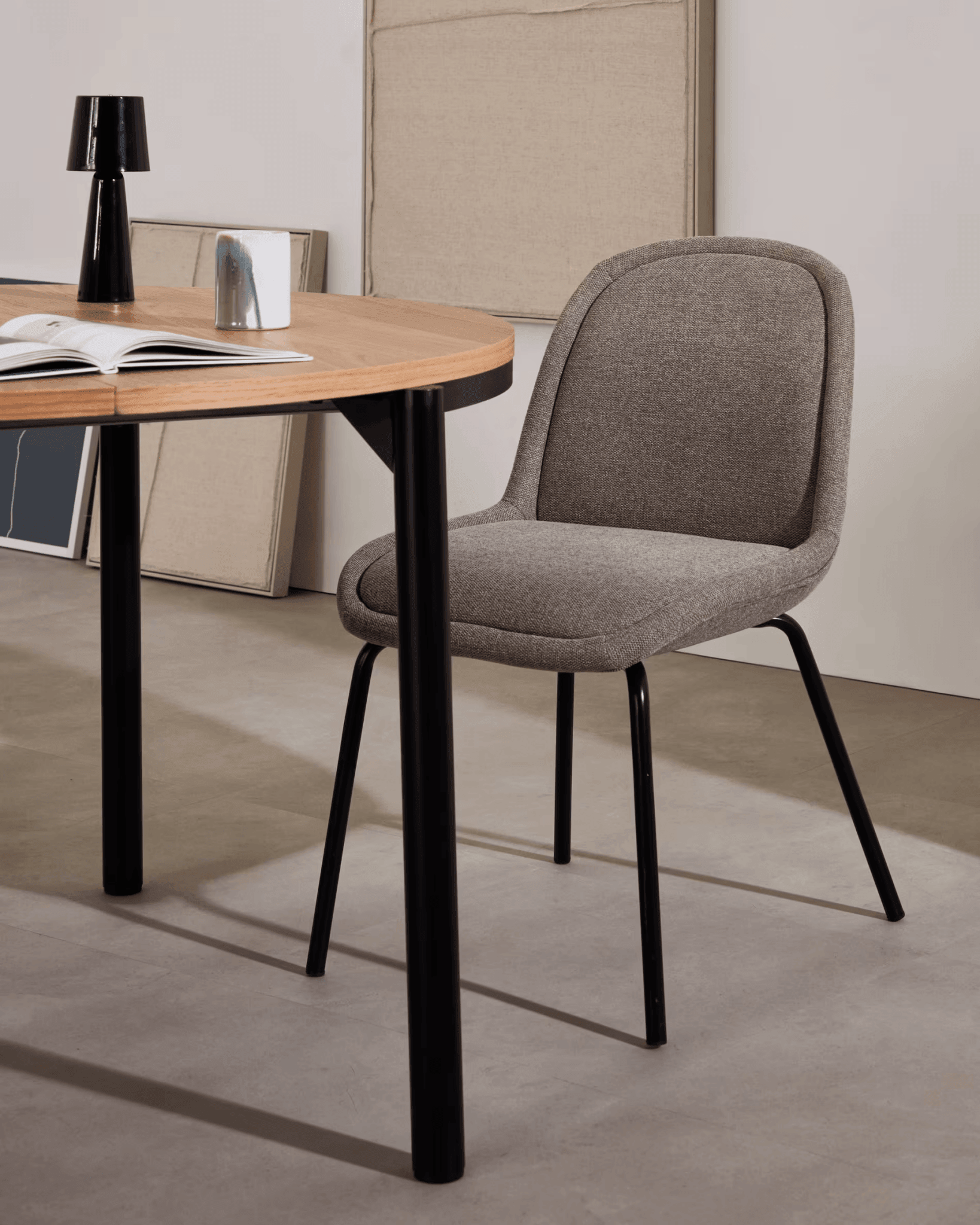 Krzesło AIMIN jasnobrązowy szenil z czarną podstawą La Forma Eye on Design