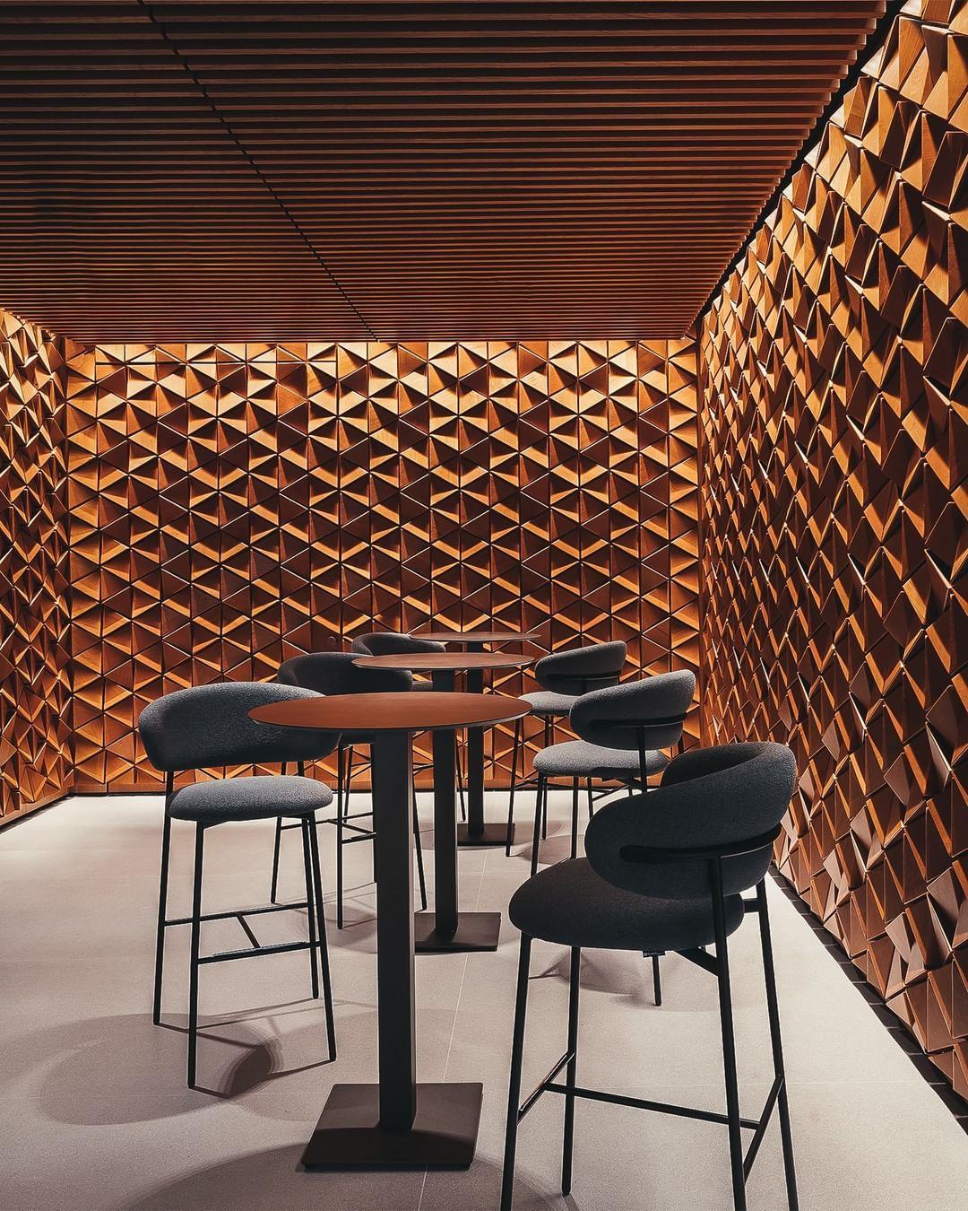 Krzesło barowe OLEANDRO boucle beżowy z drewnianą podstawą Calligaris Eye on Design