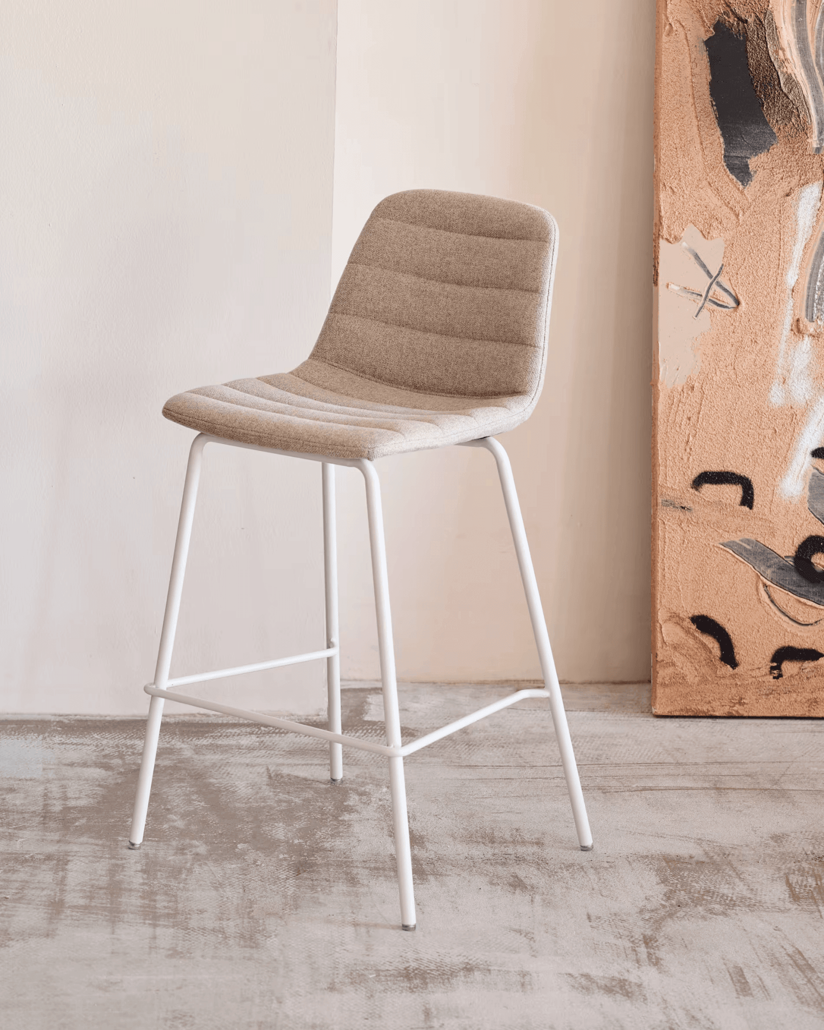 Krzesło barowe ZUNILDA beżowy szenil La Forma Eye on Design