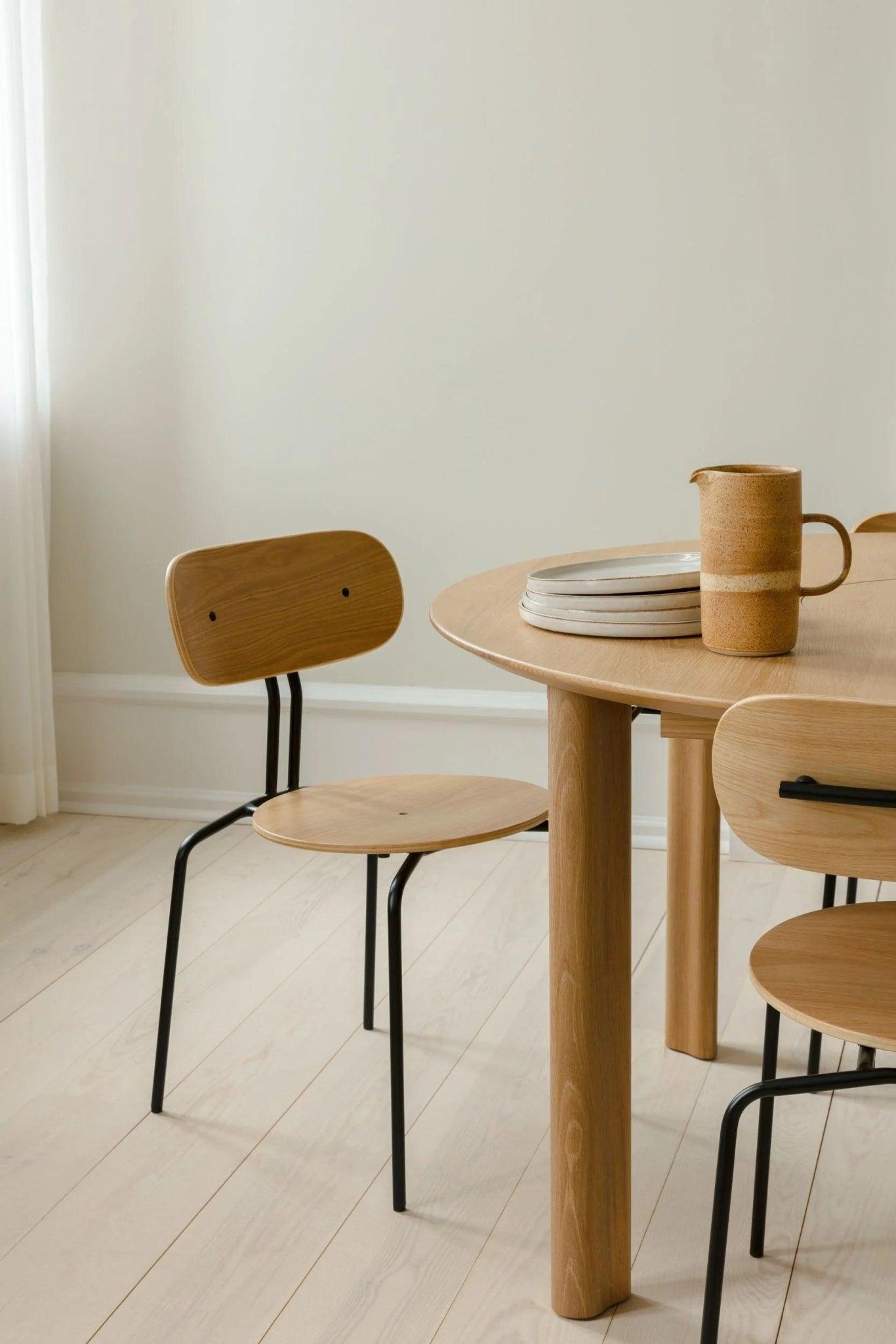 Krzesło CURIOUS karmelowy ze złotą podstawą UMAGE Eye on Design