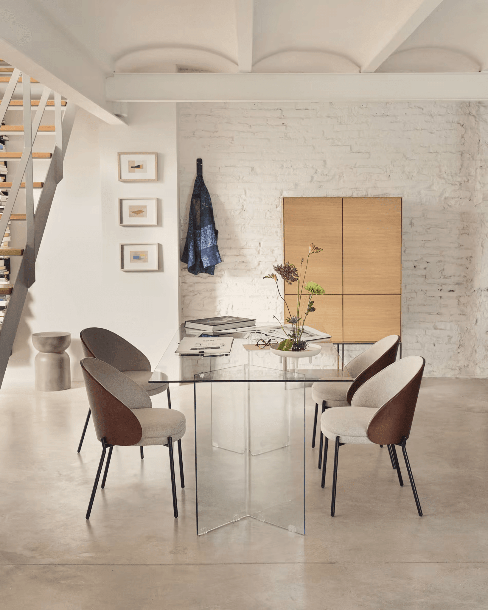Krzesło EAMY jasnobrązowy z wykończeniem wenge La Forma Eye on Design