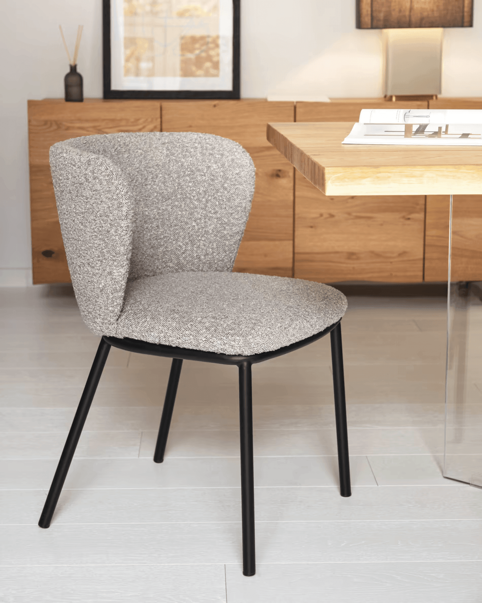 Krzesło w tkaninie boucle CISELIA jasnoszary La Forma Eye on Design