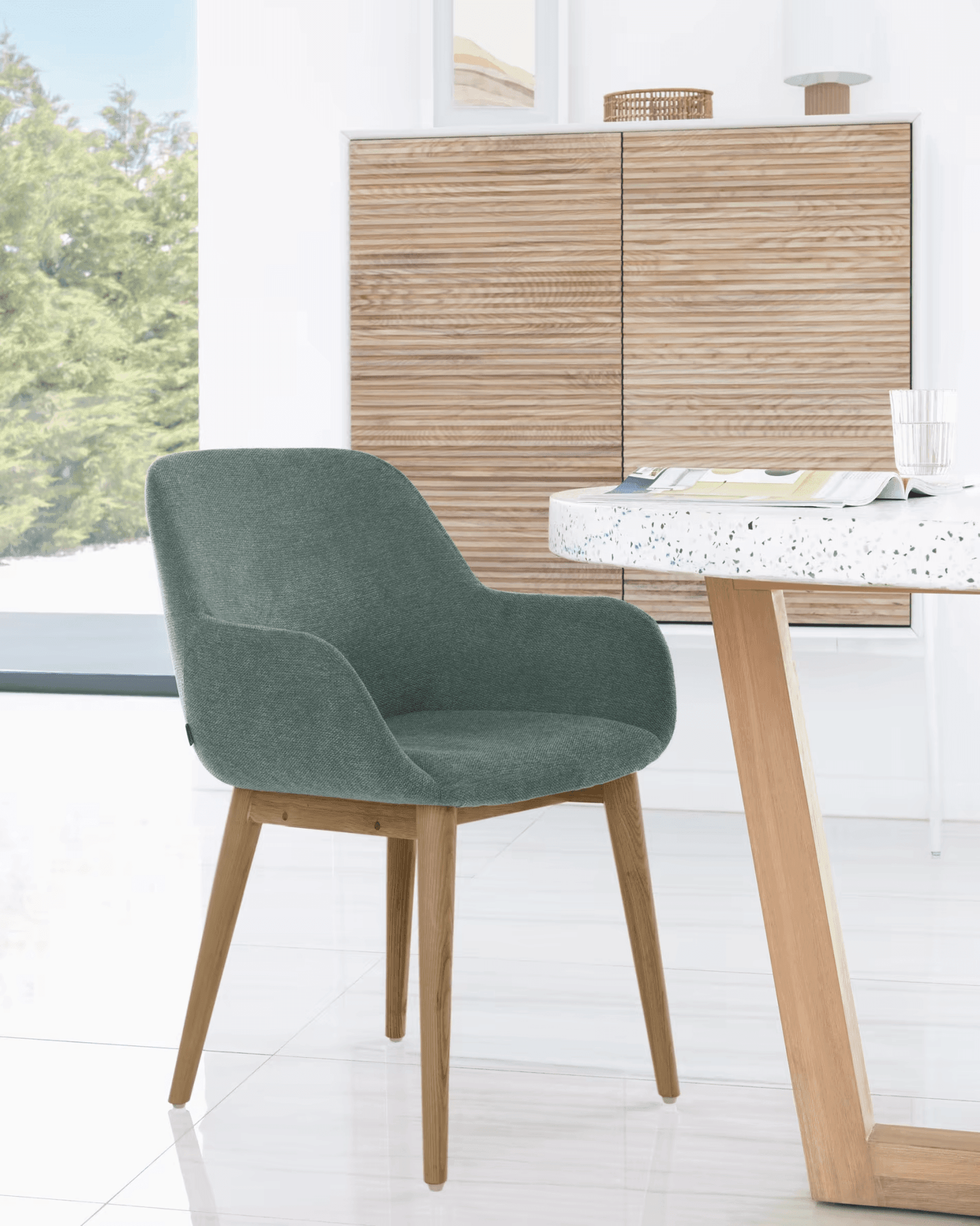 Krzesło w tkaninie szenilowej KONNA zielony z jesionową podstawą La Forma Eye on Design