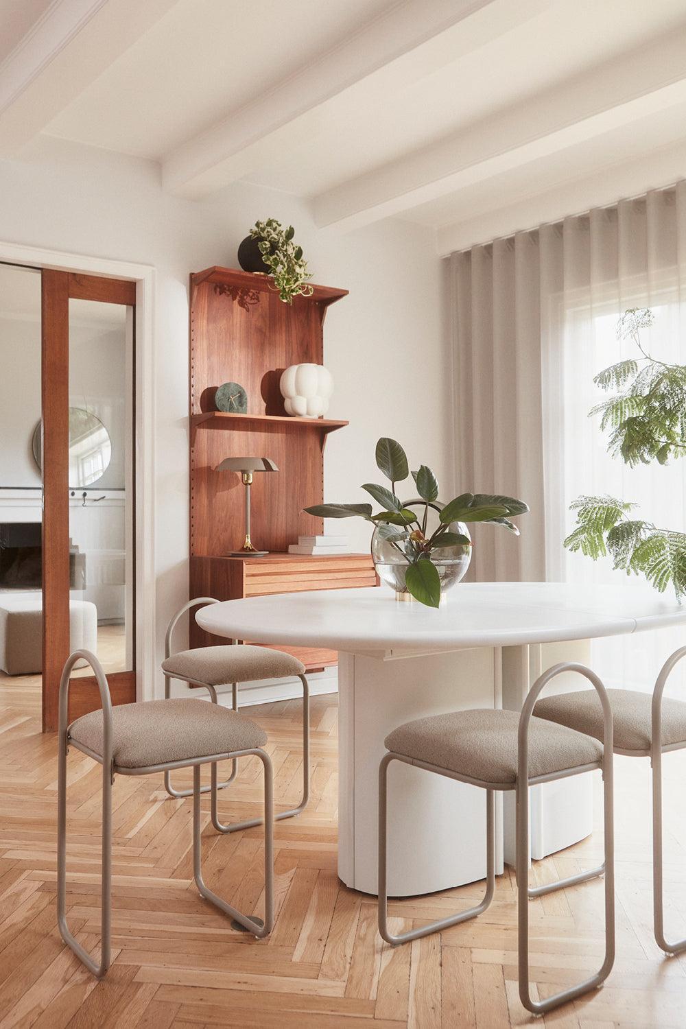 Krzesło z tkaniną boucle ANGUI taupe AYTM Eye on Design