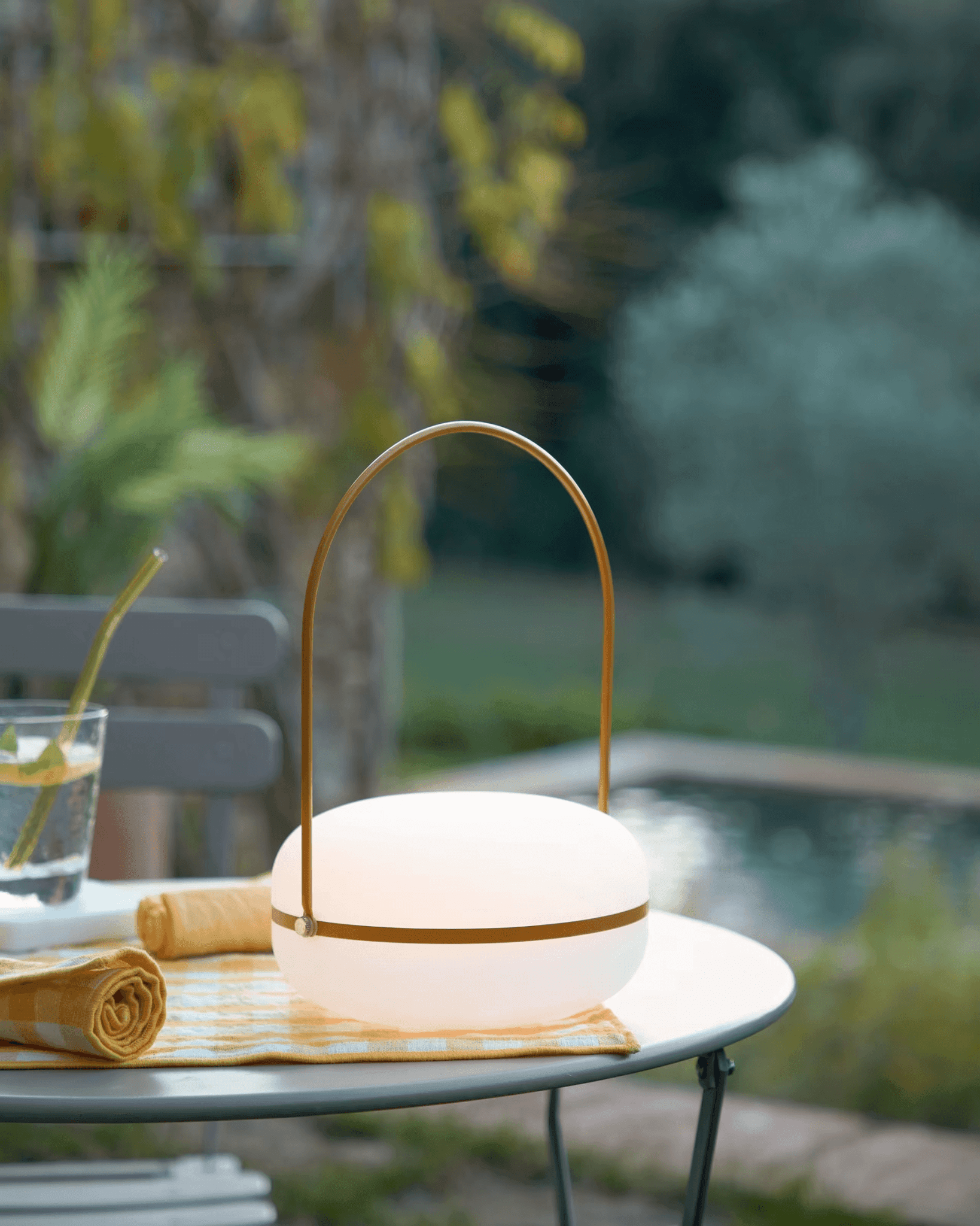 Lampa akumulatorowa TEA musztardowe wykończenie La Forma Eye on Design