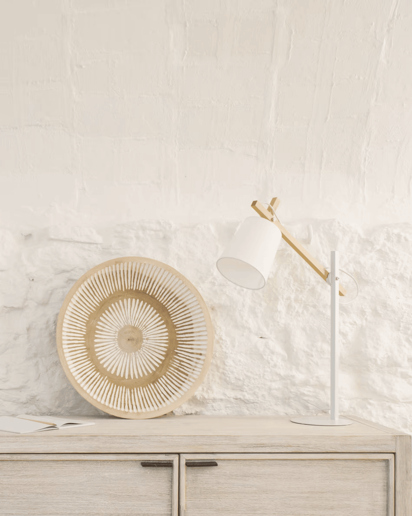 Lampa biurkowa KOSTA biały z drewnianym wykończeniem La Forma Eye on Design