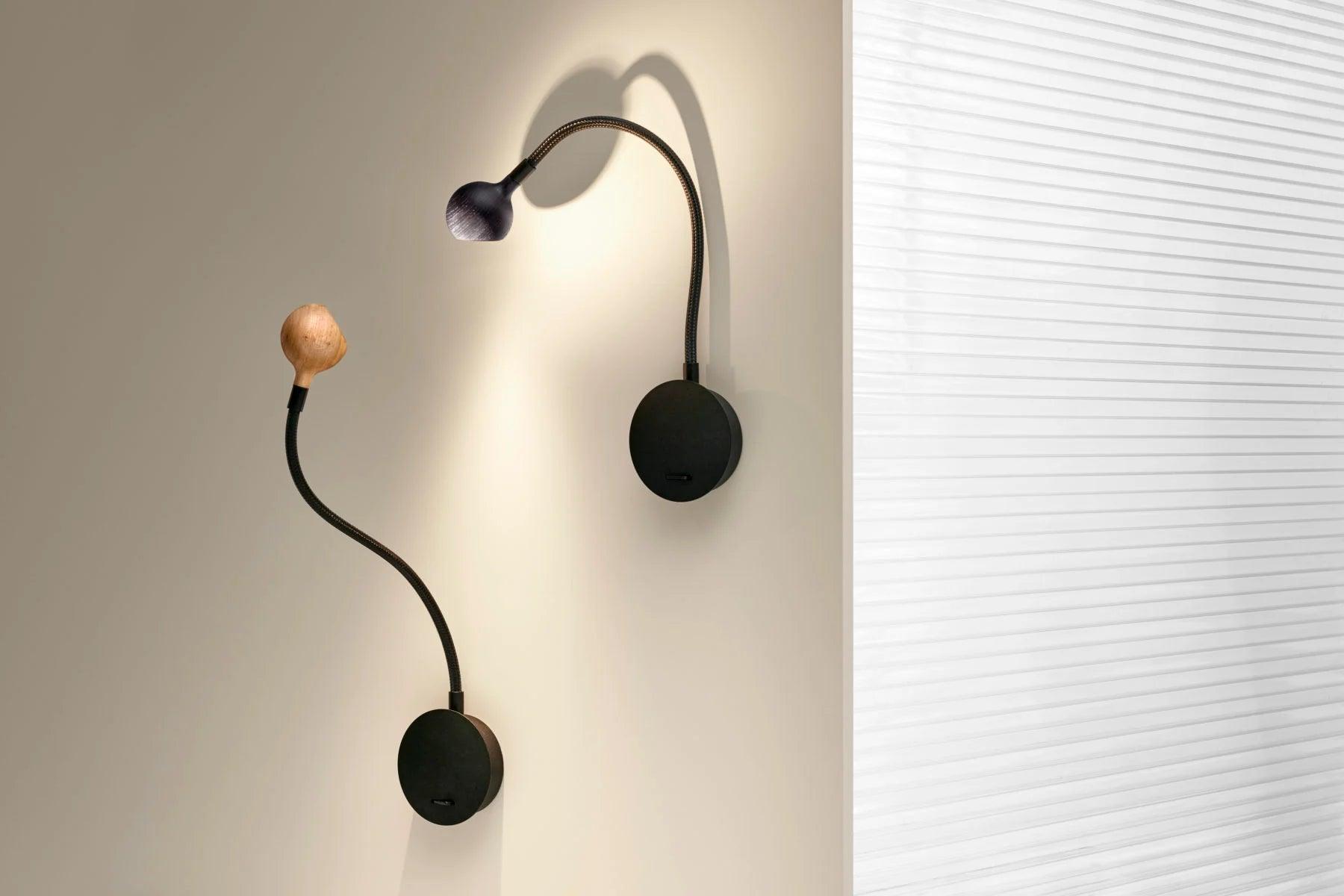 Lampa ścienna Nº8 czarny z jasnobrązowym drewnem Marset Eye on Design