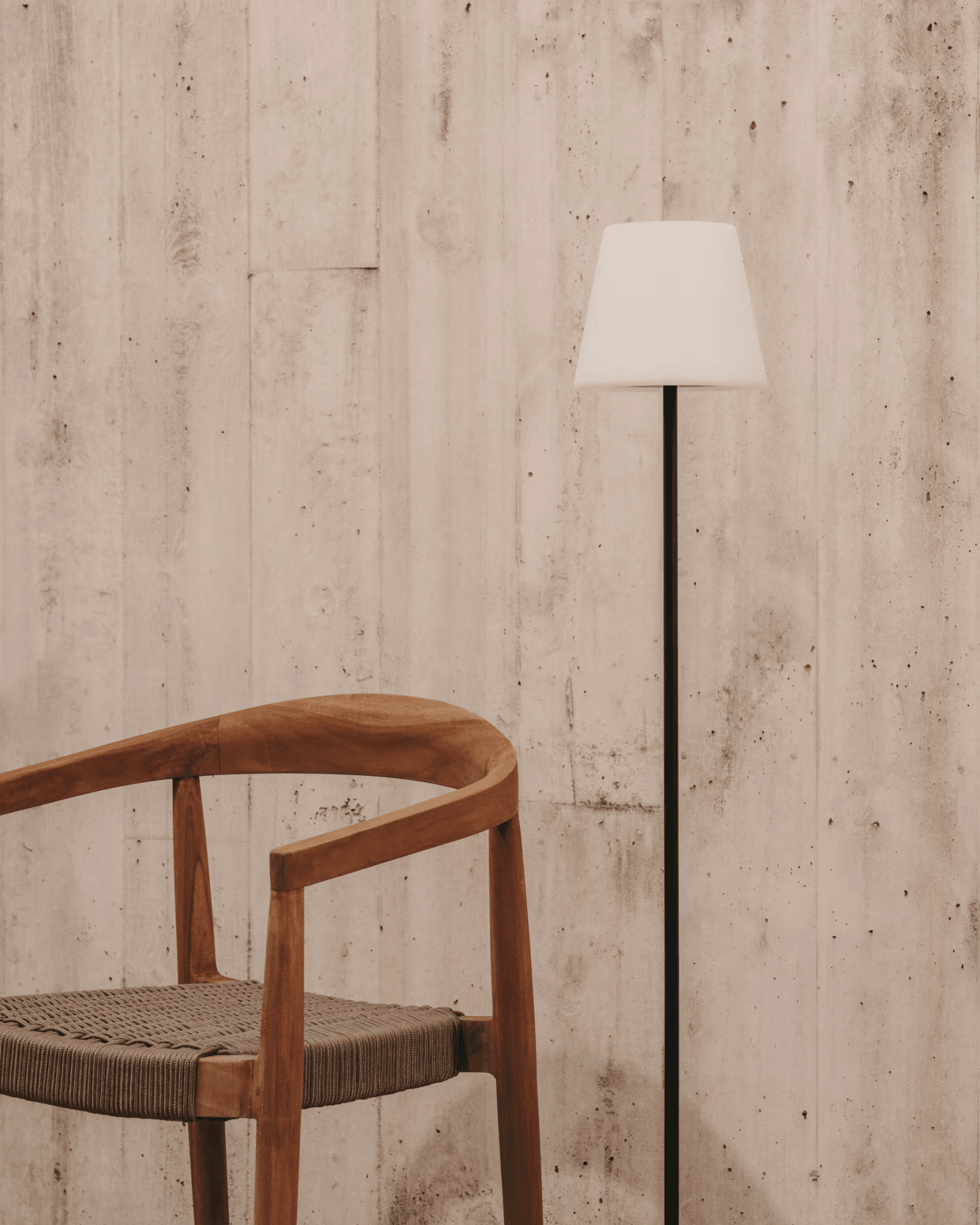 Lampa zewnętrzna podłogowa MARAY biały z czarną podstawą La Forma Eye on Design