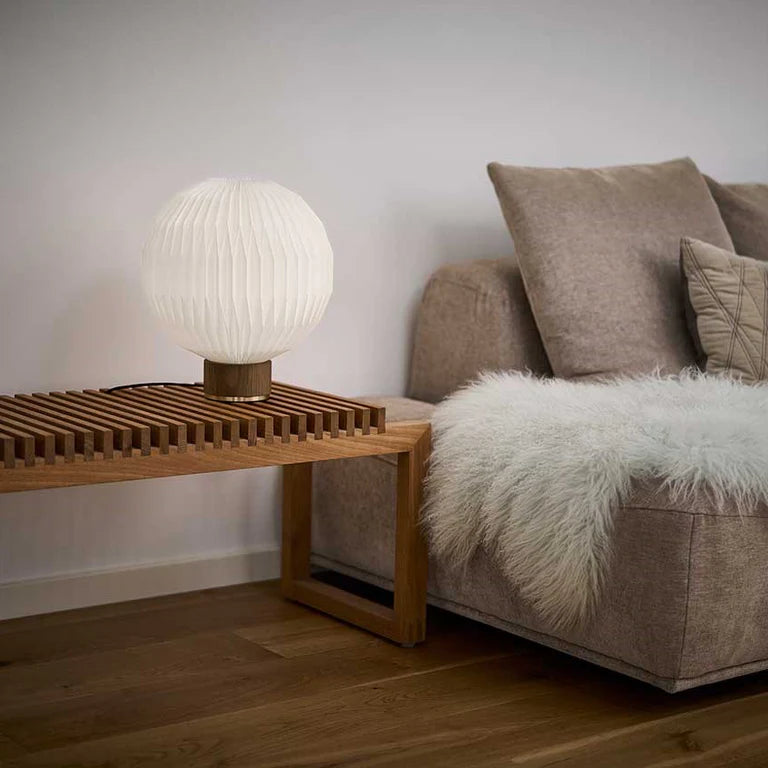 Tischlampe MODEL 375 weiß mit rauchigem Eichenfuß