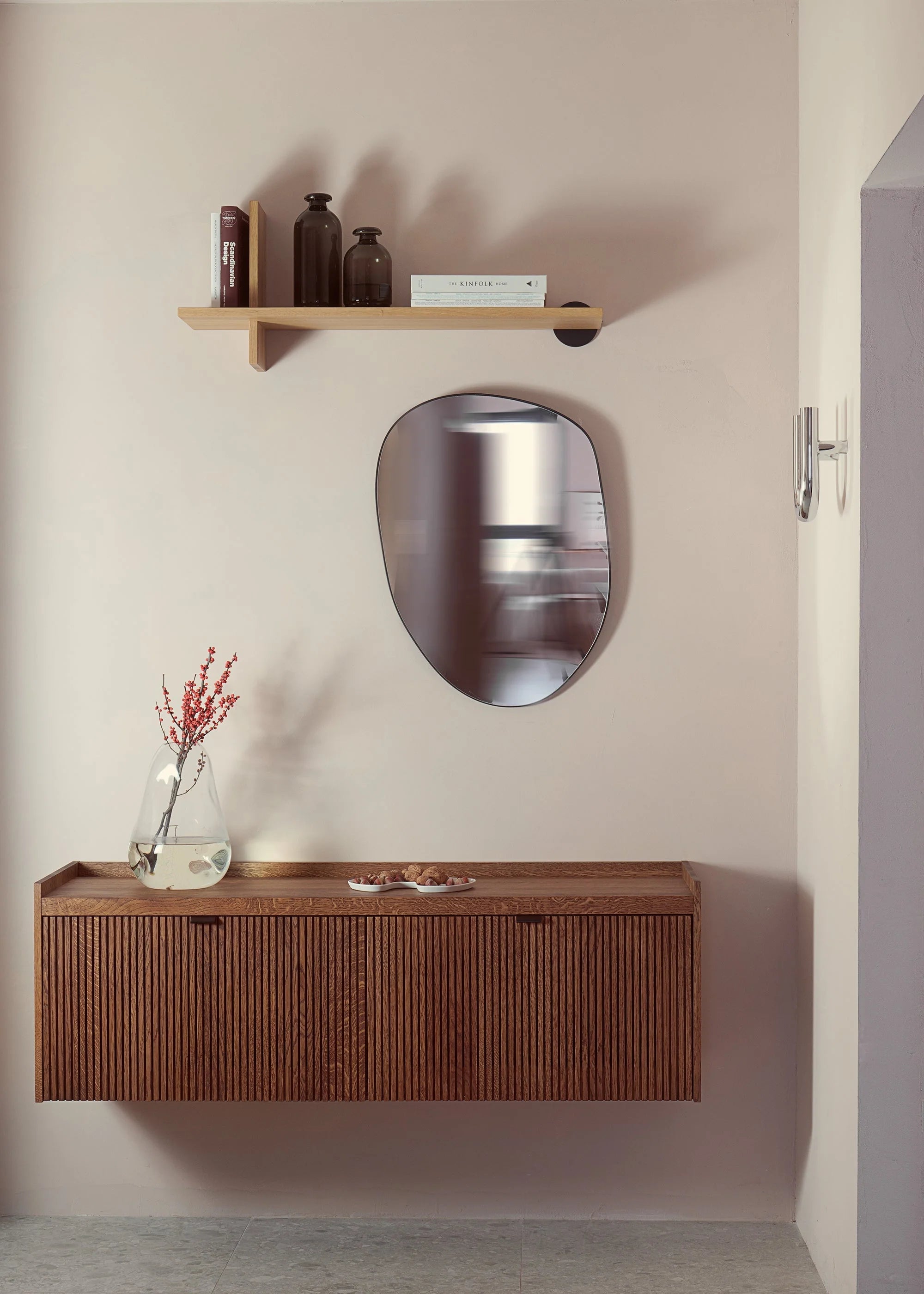 MEDA wall-mounted RTV cabinet in oak wood