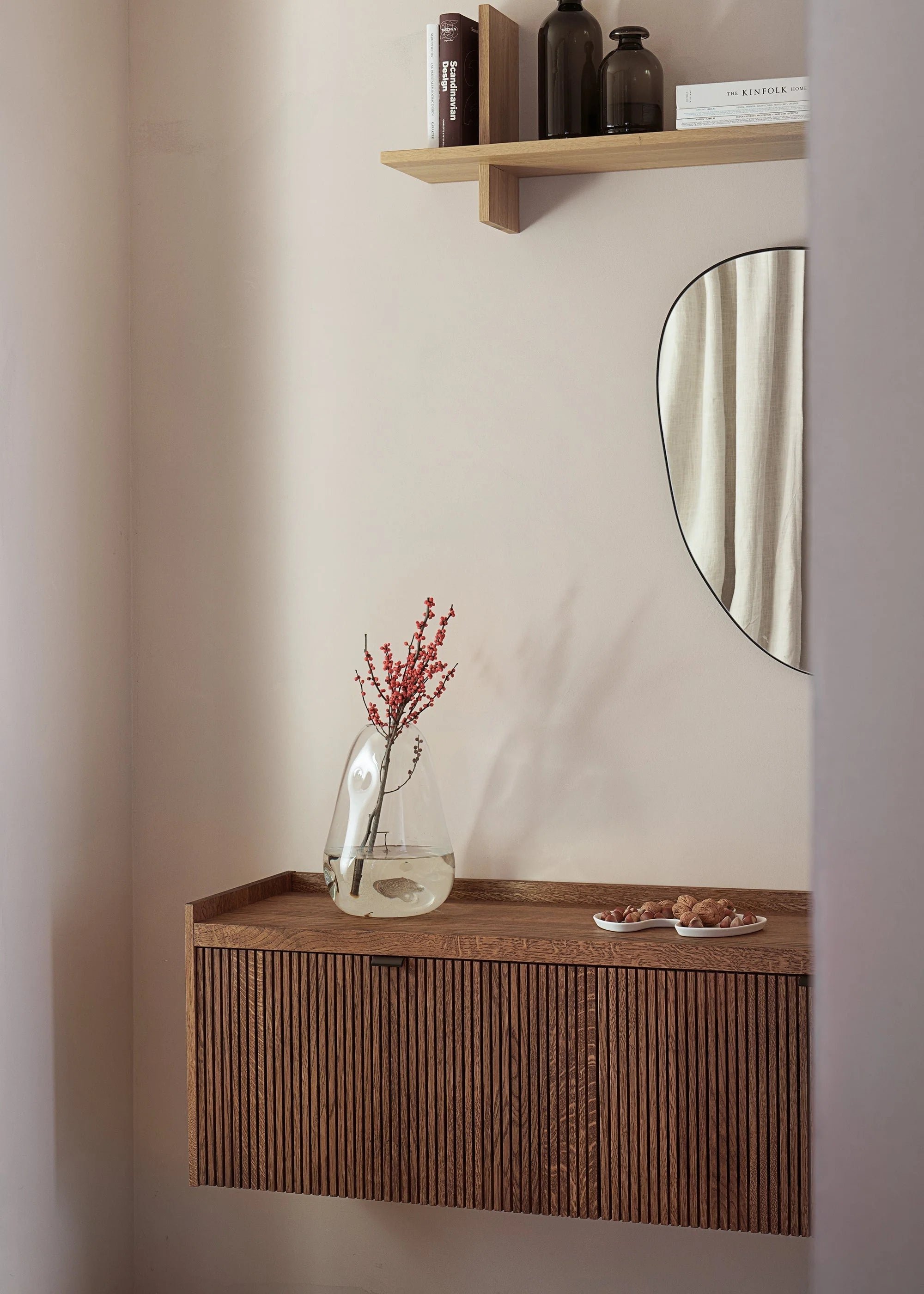 MEDA wall-mounted RTV cabinet in oak wood