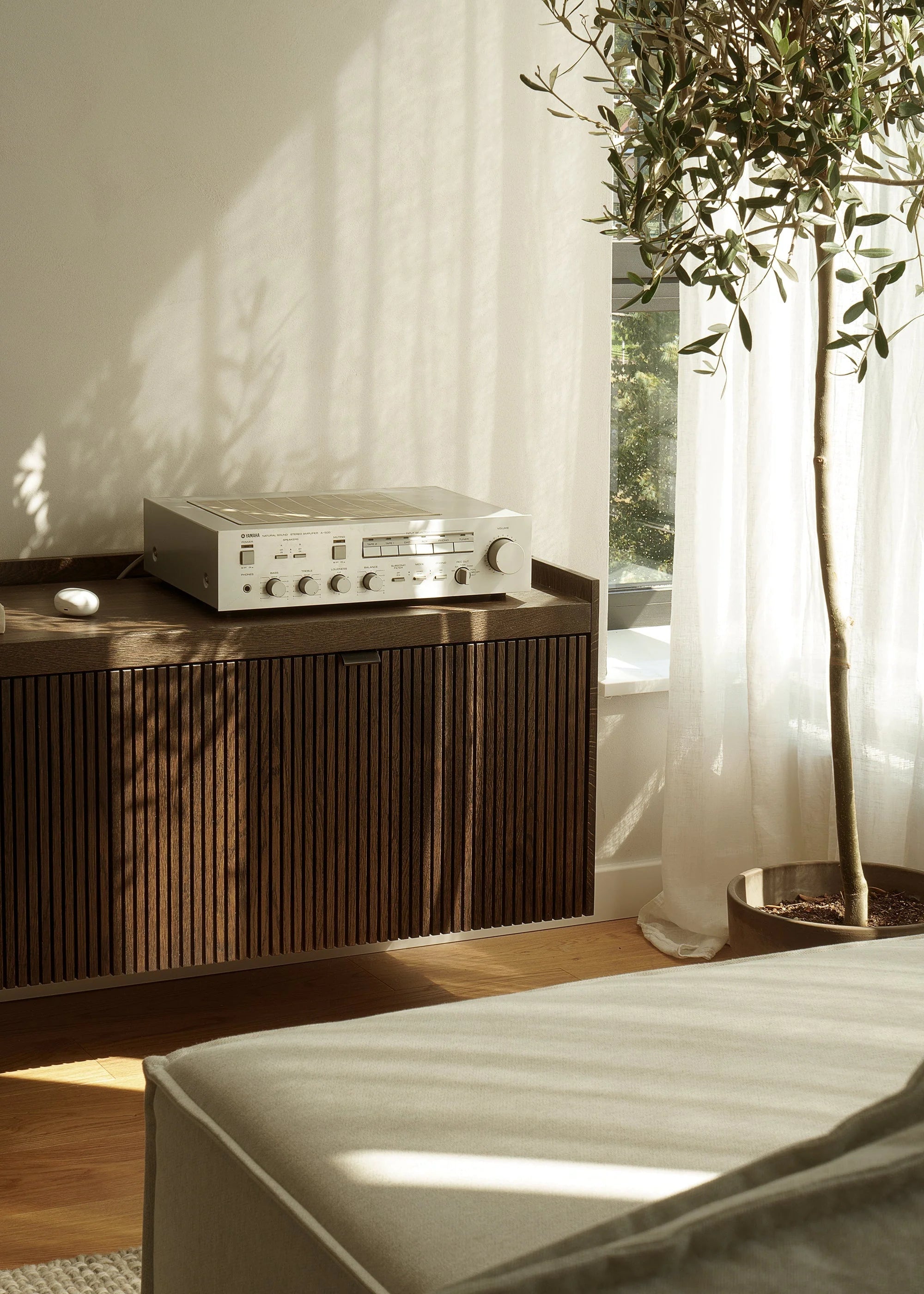 MEDA wall-mounted RTV cabinet in oak wood