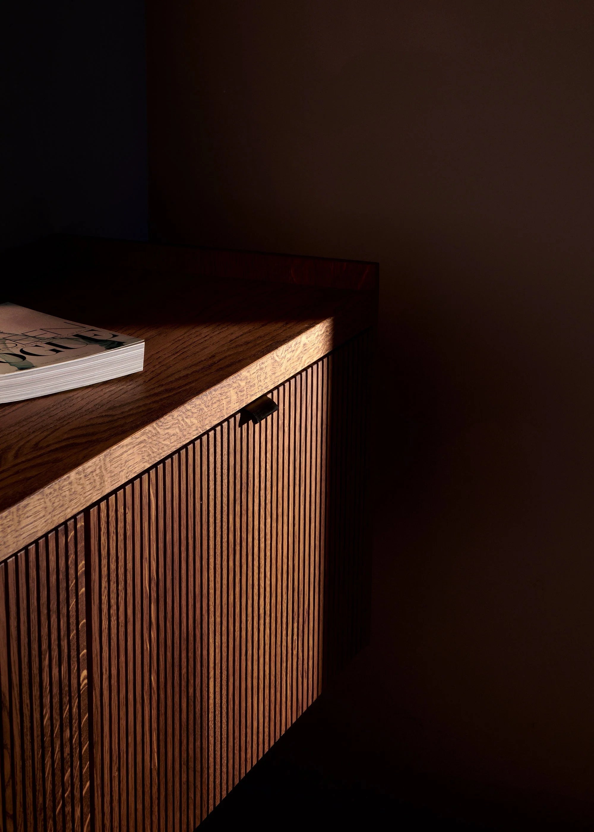MEDA wall-mounted RTV cabinet in oak wood