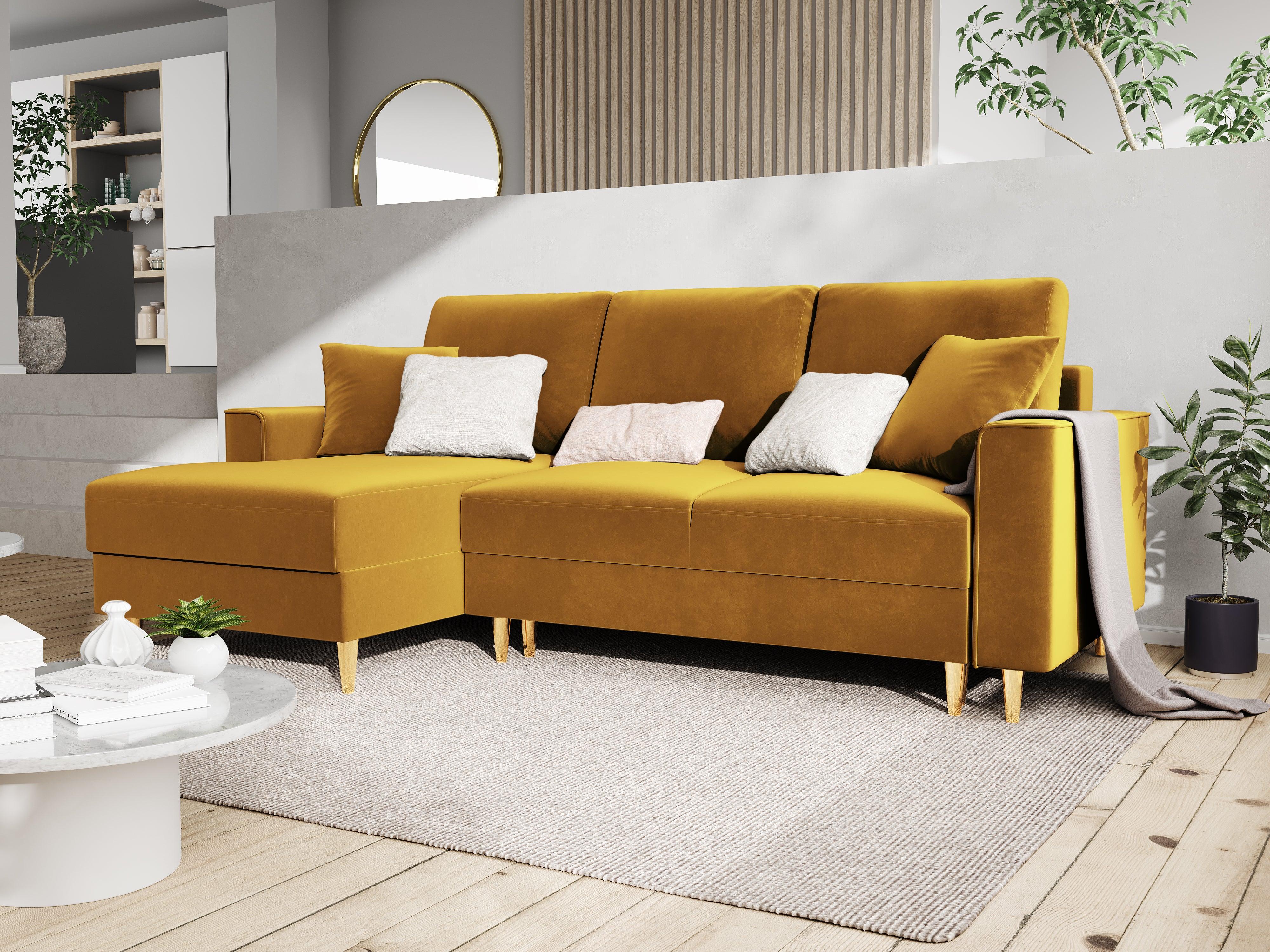 Narożnik lewostronny aksamitny z funkcją spania CARTADERA musztardowy ze złotą podstawą Mazzini Sofas Eye on Design