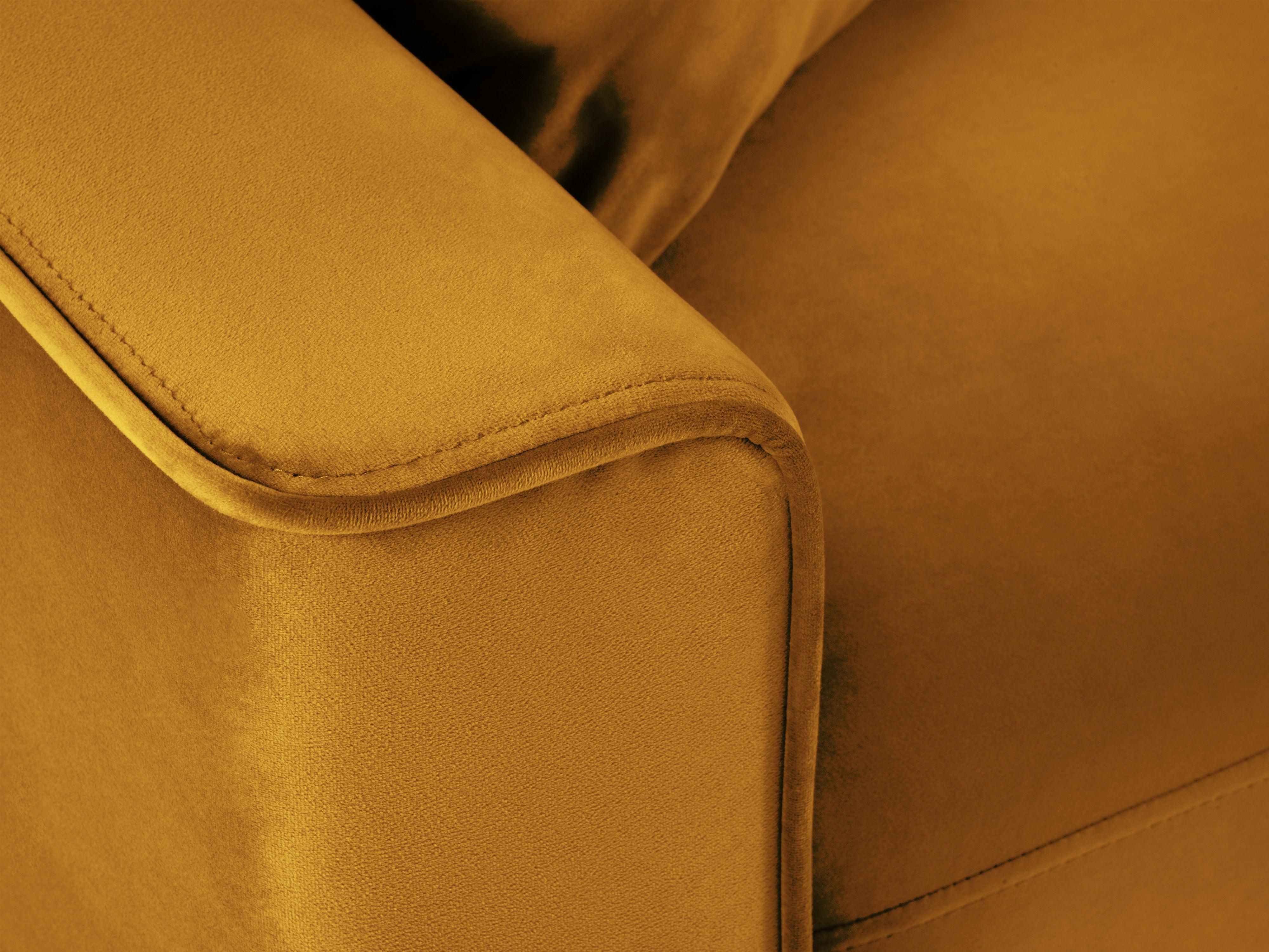 Narożnik prawostronny aksamitny z funkcją spania CARTADERA musztardowy z czarną podstawą Mazzini Sofas Eye on Design
