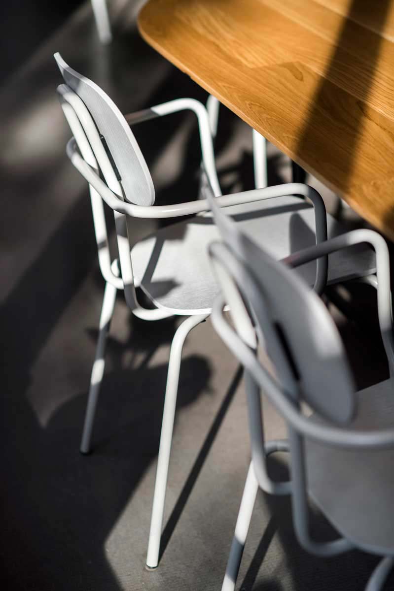 Neuer Schulstuhl Red Base