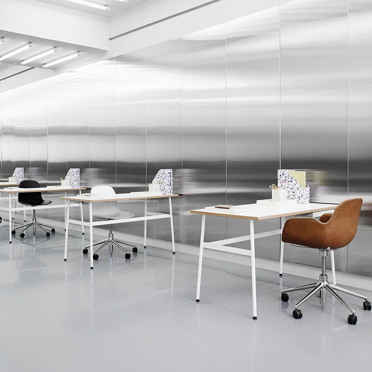 Bürostuhl mit Armlehnen mit einstellbaren 5W -Formularen weiß mit einer Aluminiumbasis