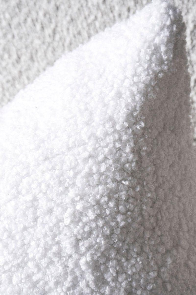 Poduszka w tkaninie boucle COZY biały Poduszkowcy Eye on Design