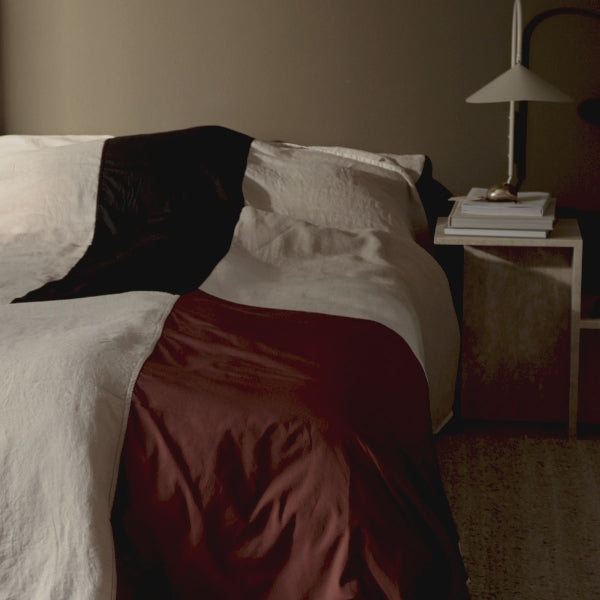 PART bedspread in burgundy with beige