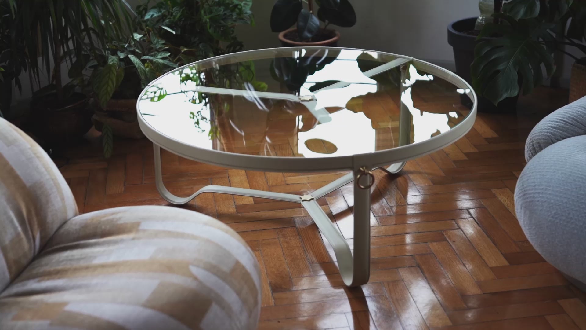ADNET Couchtisch aus Glas und braunem Leder