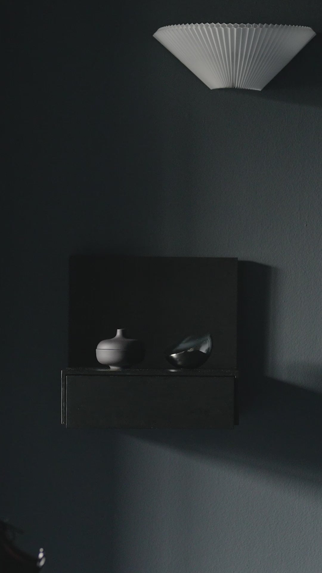 Tana Hanging Cabinet Black Eichenfurnier