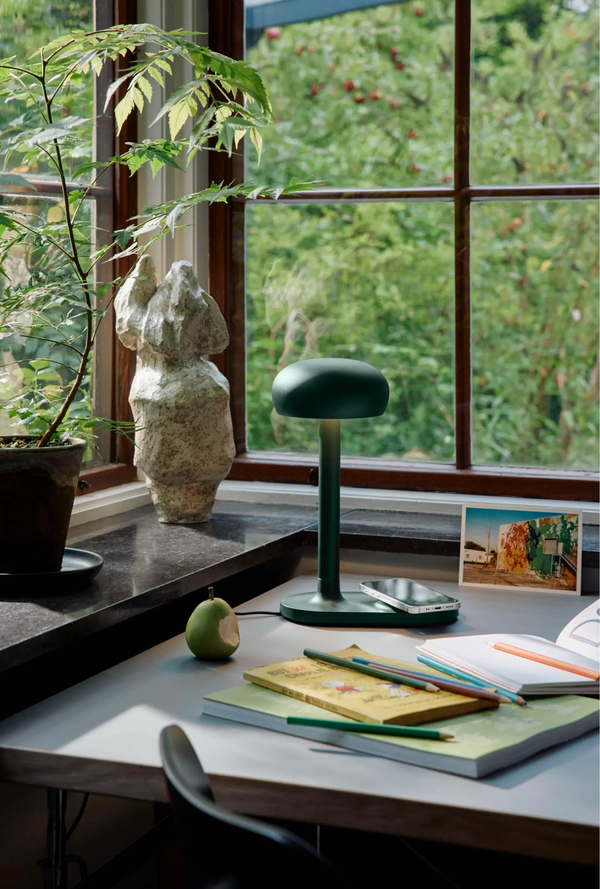EMENDO green table lamp with wireless charger