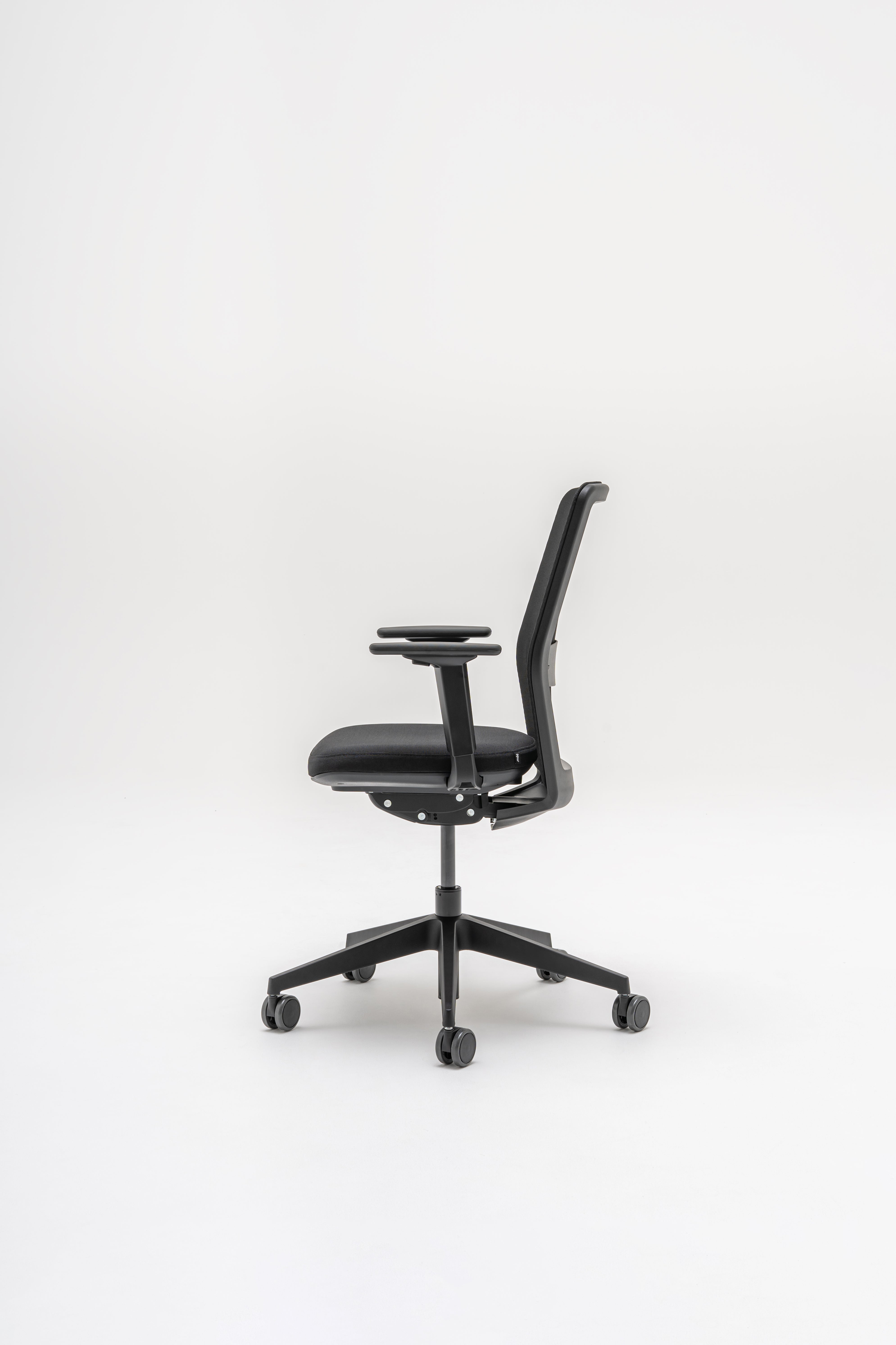 Sessel mit einer offenen Rückenlehne mit offener Arbeit mit Rädern an der weichen Oberfläche