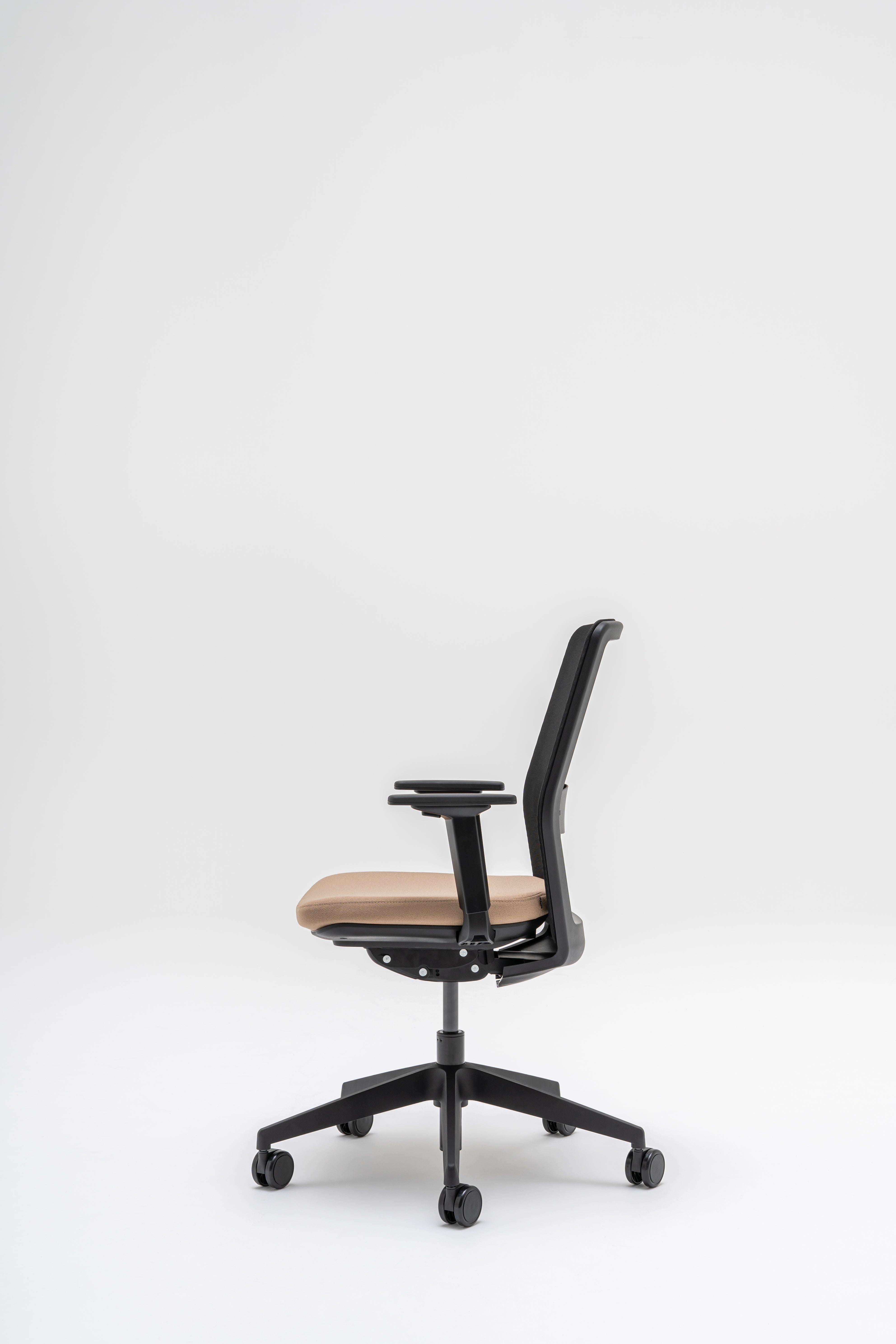 Armchair with an openwork EVO backrest adjustable base with wheels to the hard surface