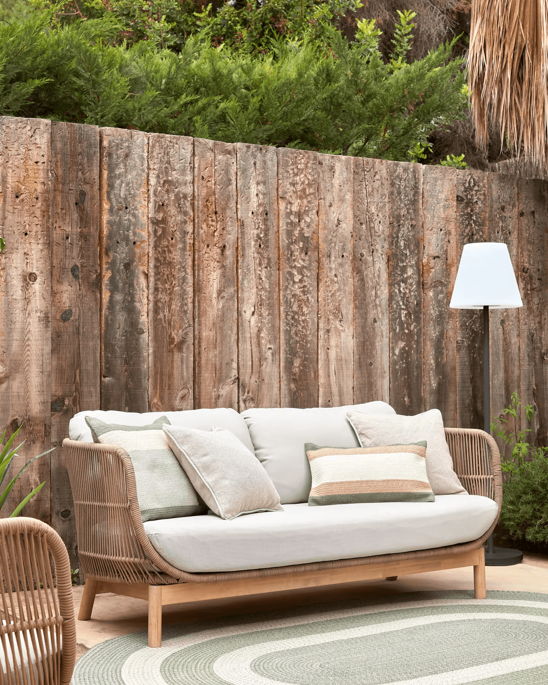 Sofa 3-osobowa zewnętrzna CATALINA beżowy z wykończeniem z litego drewna La Forma Eye on Design