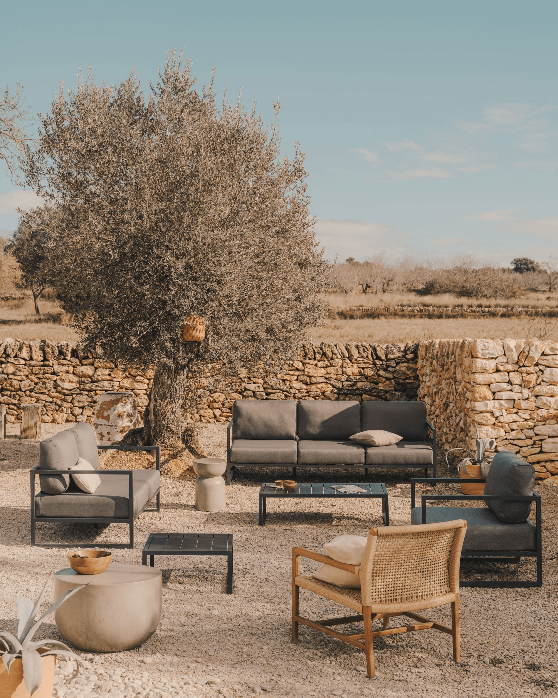 Sofa ogrodowa 2-osobowa COMOVA ciemnoszary La Forma Eye on Design