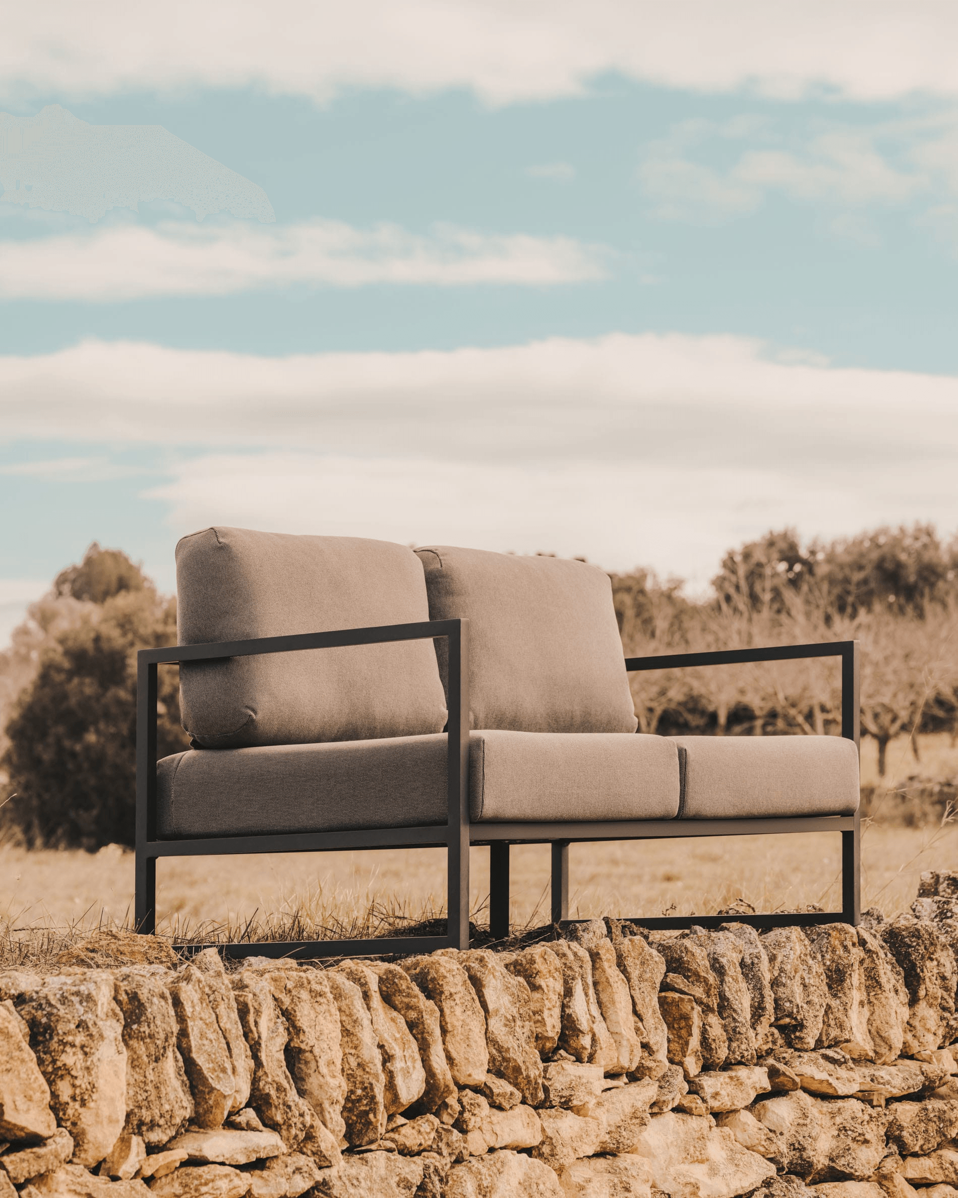 Sofa ogrodowa 2-osobowa COMOVA ciemnoszary La Forma Eye on Design