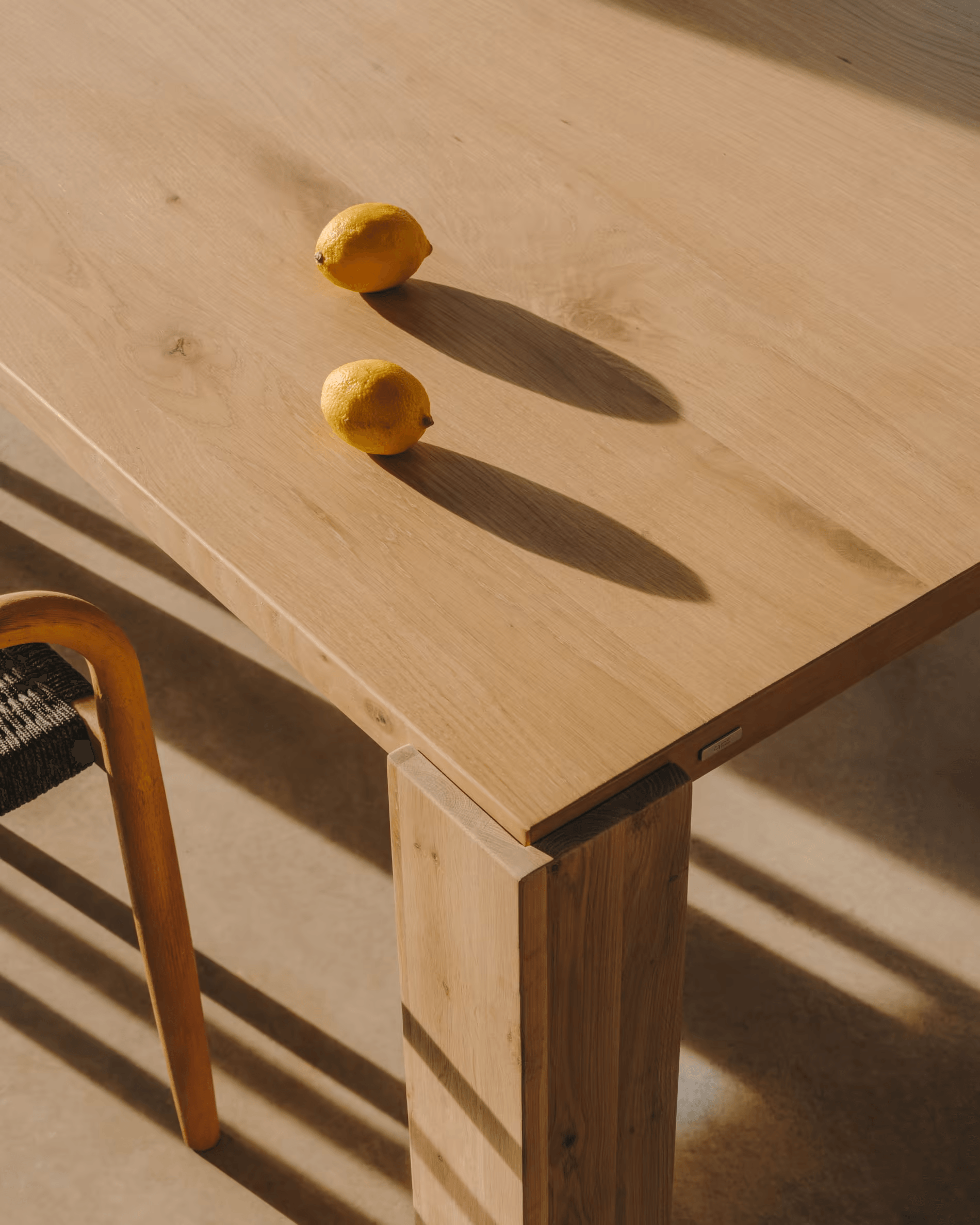 Stół DEYANIRA drewno dębowe La Forma Eye on Design