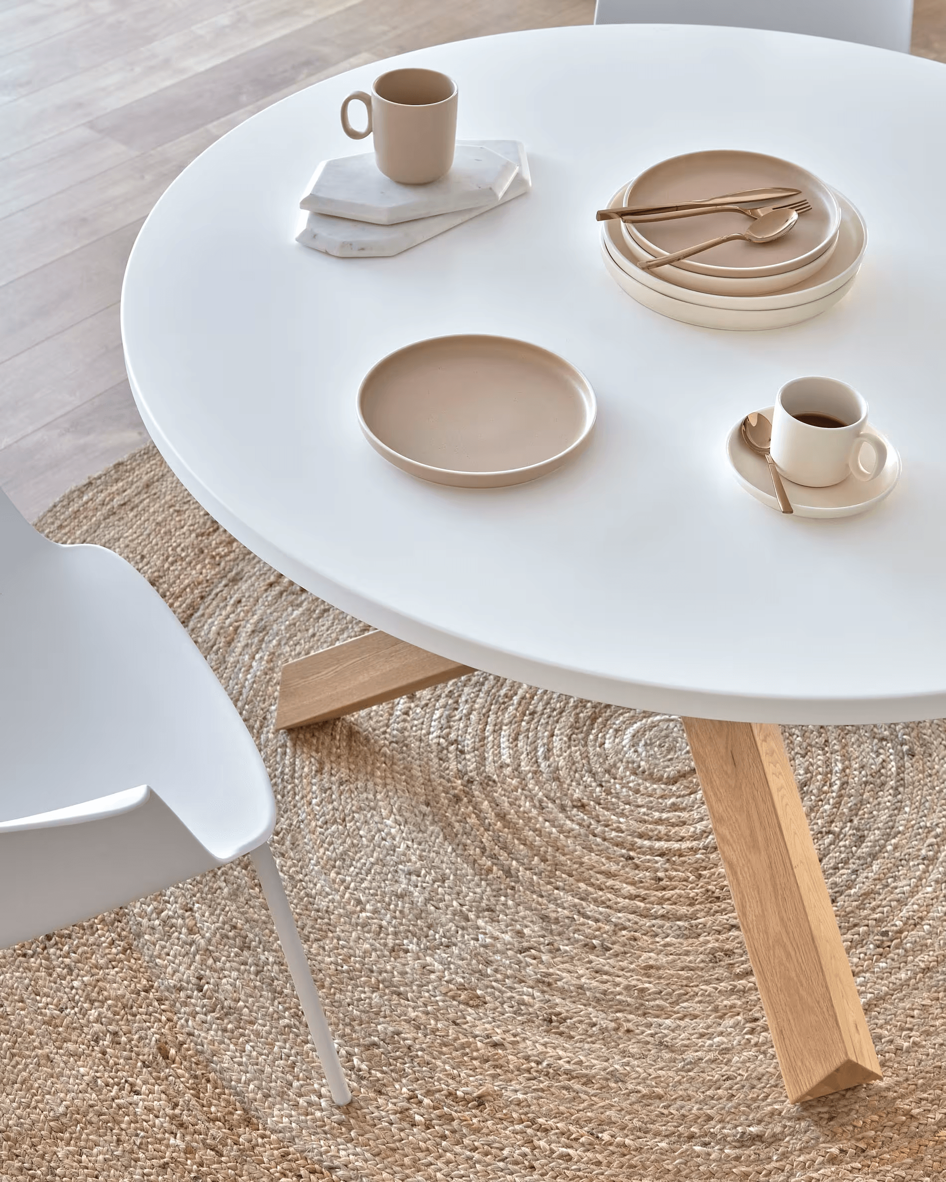 Stół LOTUS biały z drewnianą podstawą La Forma Eye on Design