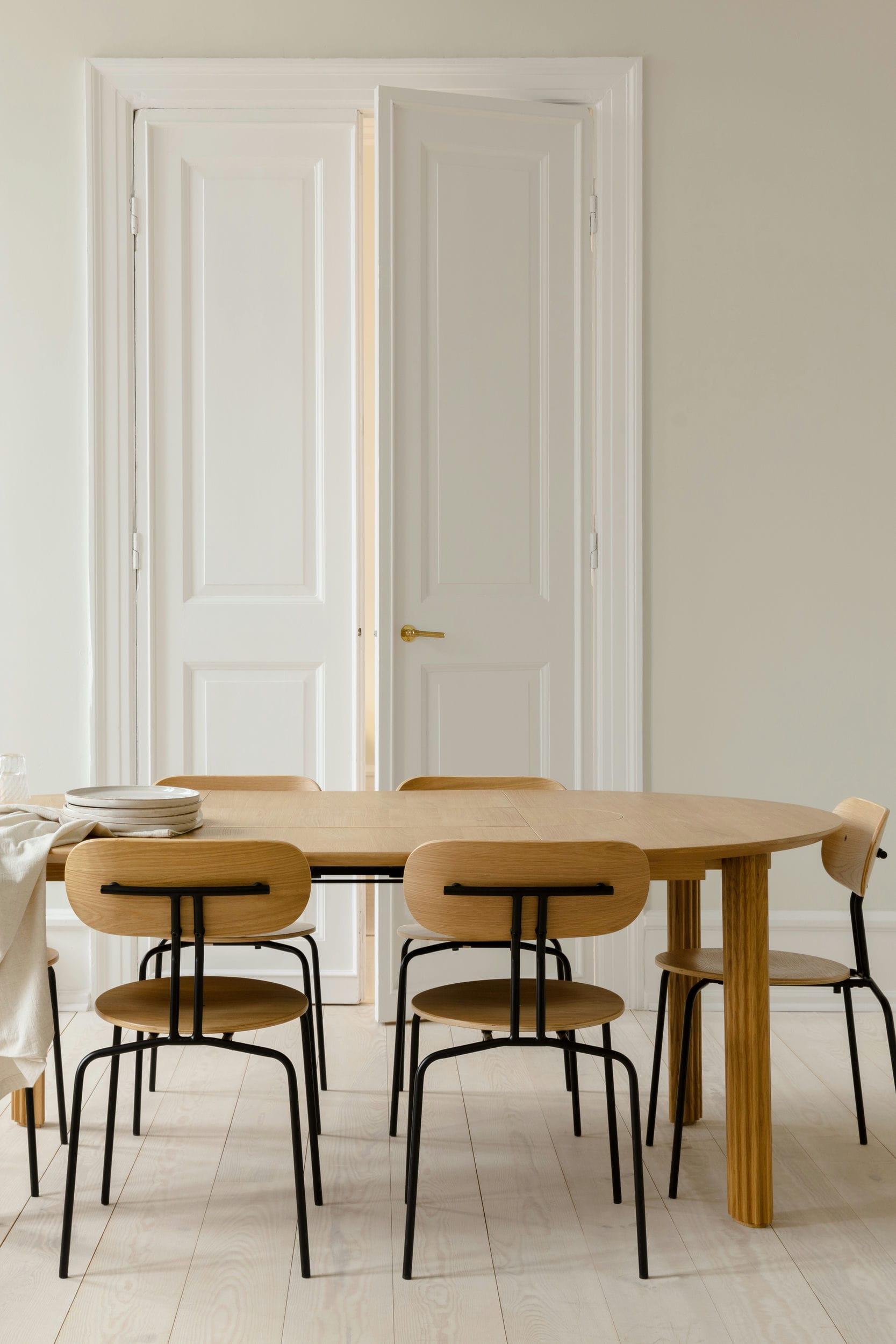 Stół rozkładany COMFORT CIRCLE WITH EXTENSION dębowy UMAGE Eye on Design