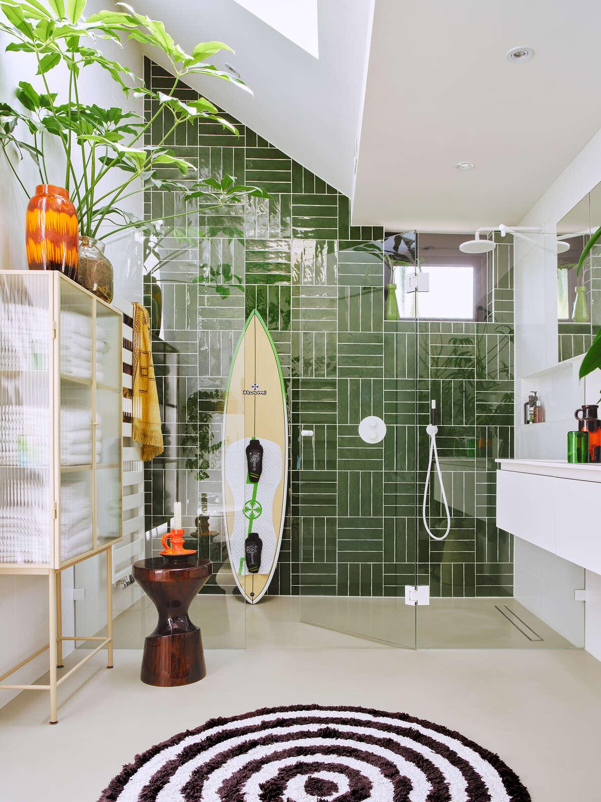 Stołek drewniany HK ciemnobrązowy HKliving Eye on Design