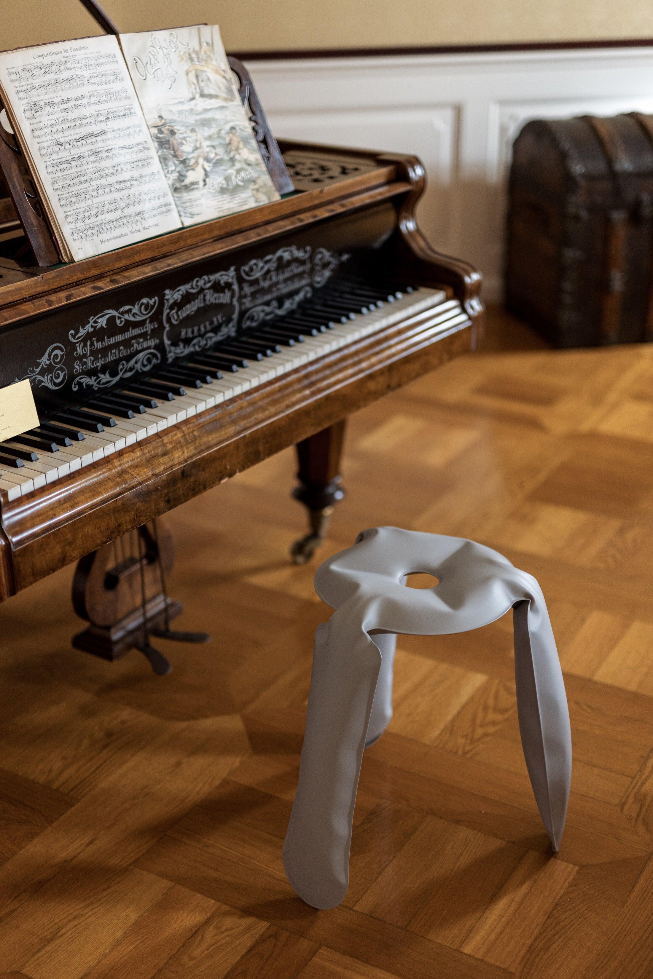 Stołek PLOPP beżowy mat Zieta Studio Eye on Design