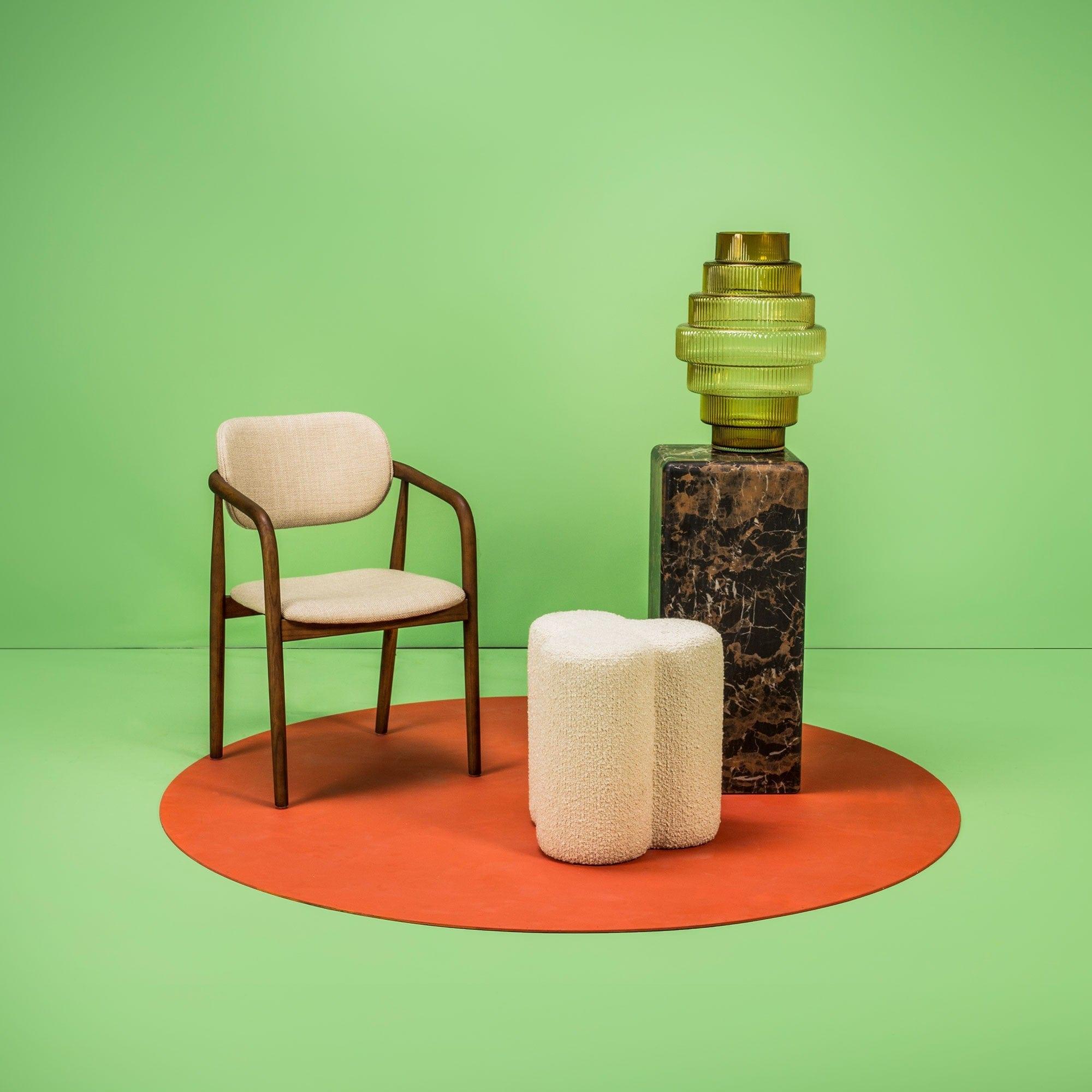 Stołek w tkaninie boucle CLOVER beżowy Pols Potten Eye on Design