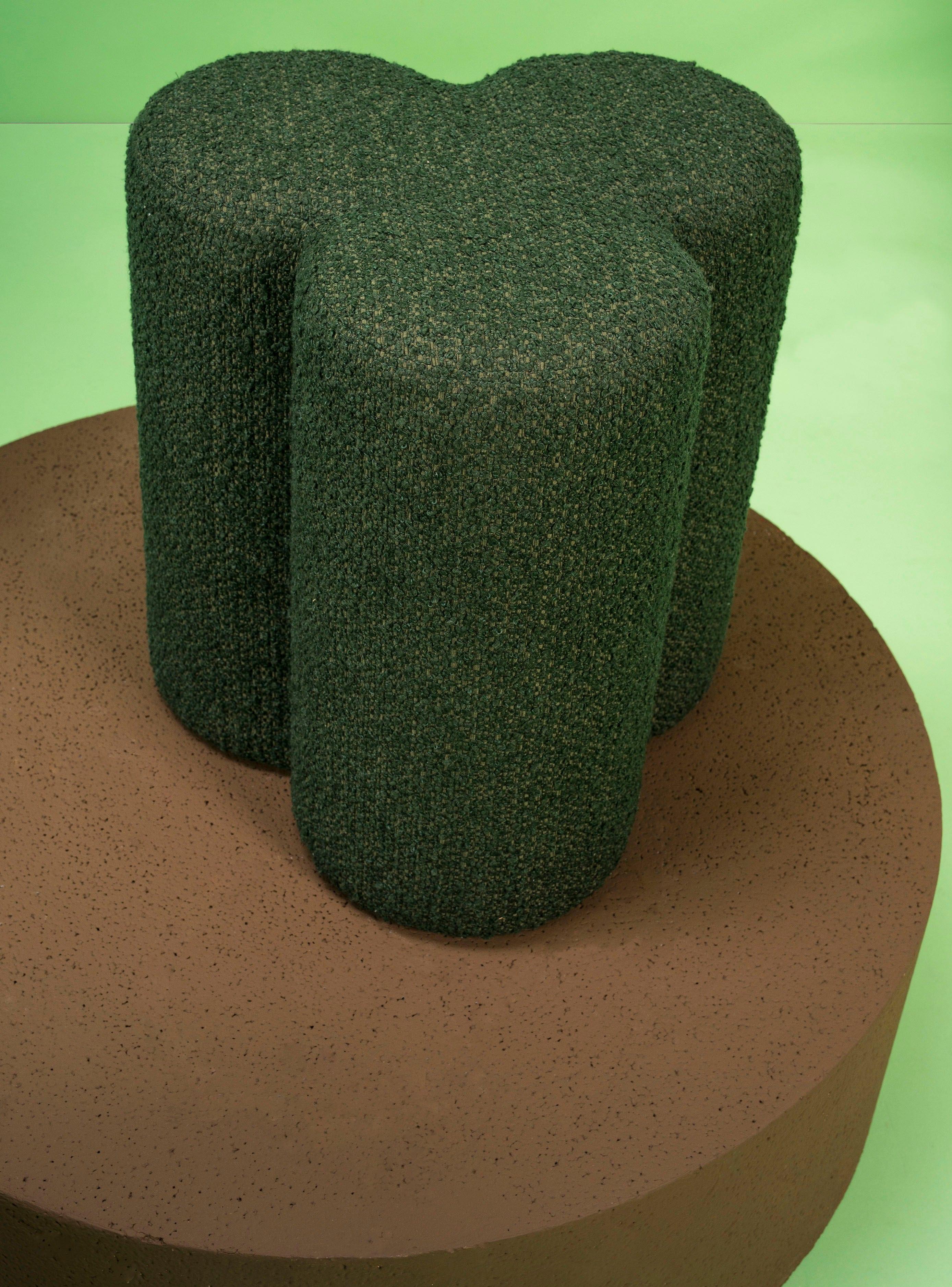 Stołek w tkaninie boucle CLOVER ciemnozielony Pols Potten Eye on Design