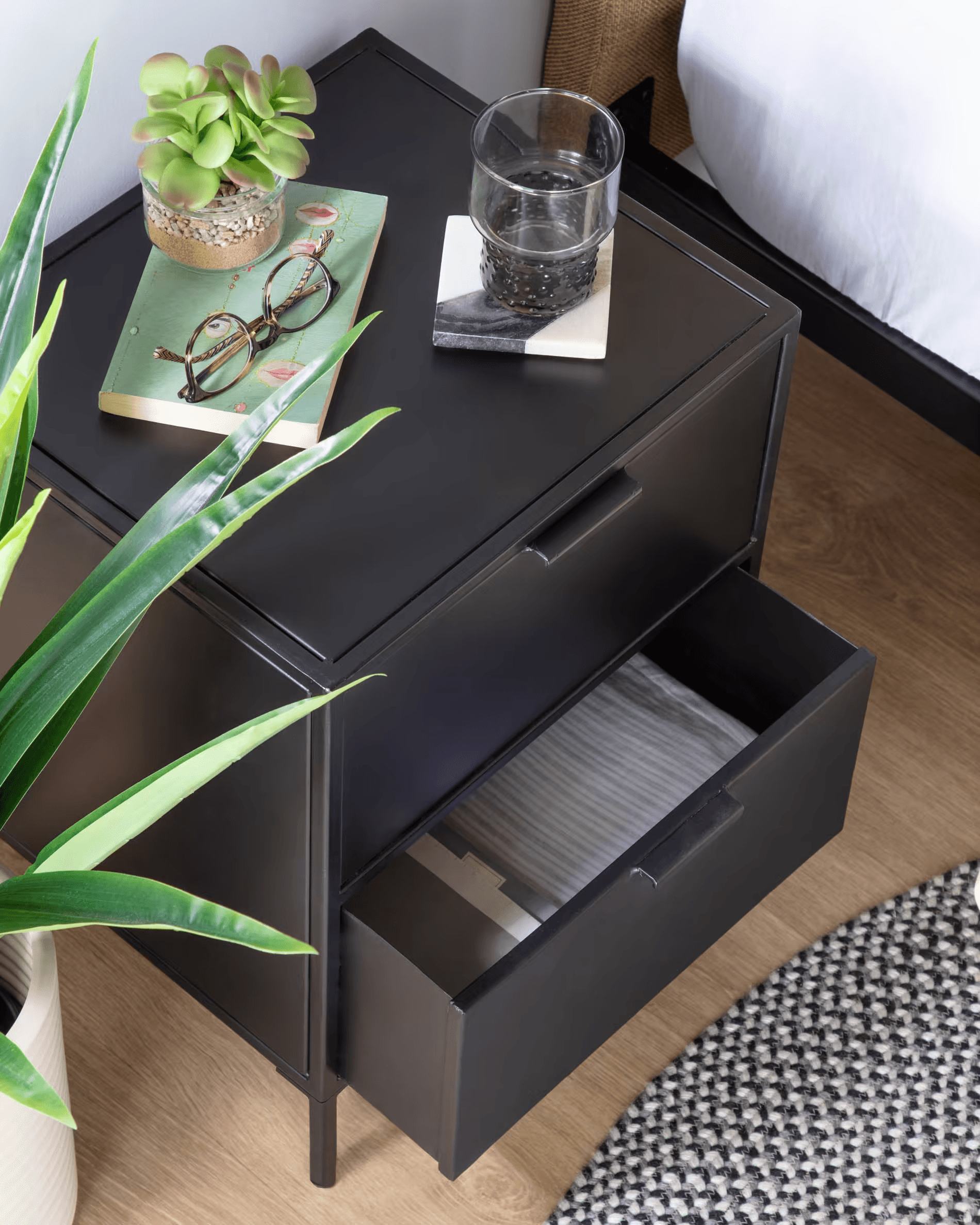 Szafka nocna SHANTAY czarny La Forma Eye on Design