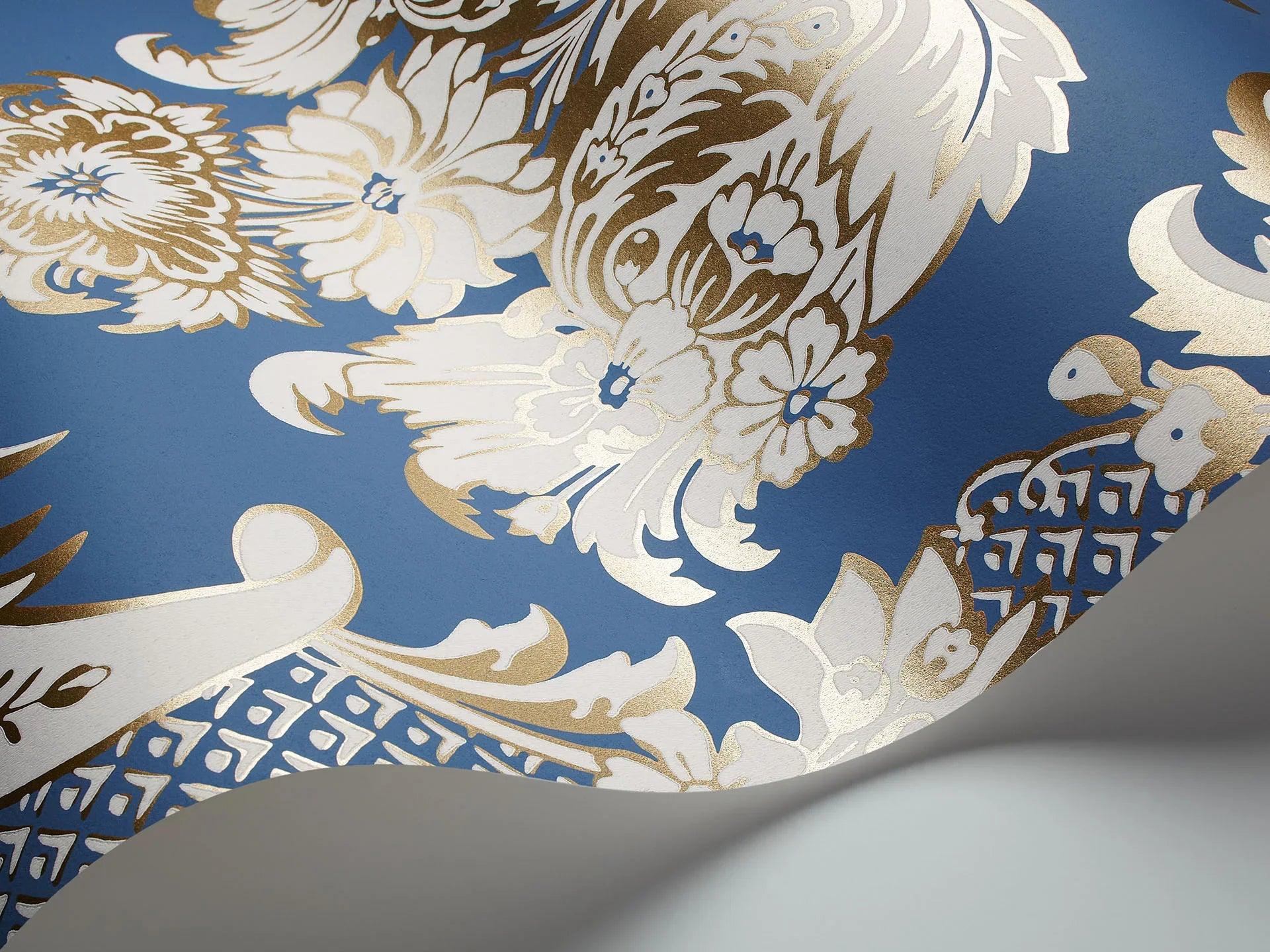 Tapeta ALBEMARLE - Wyndham metaliczne złoto na niebieskim Cole & Son Eye on Design